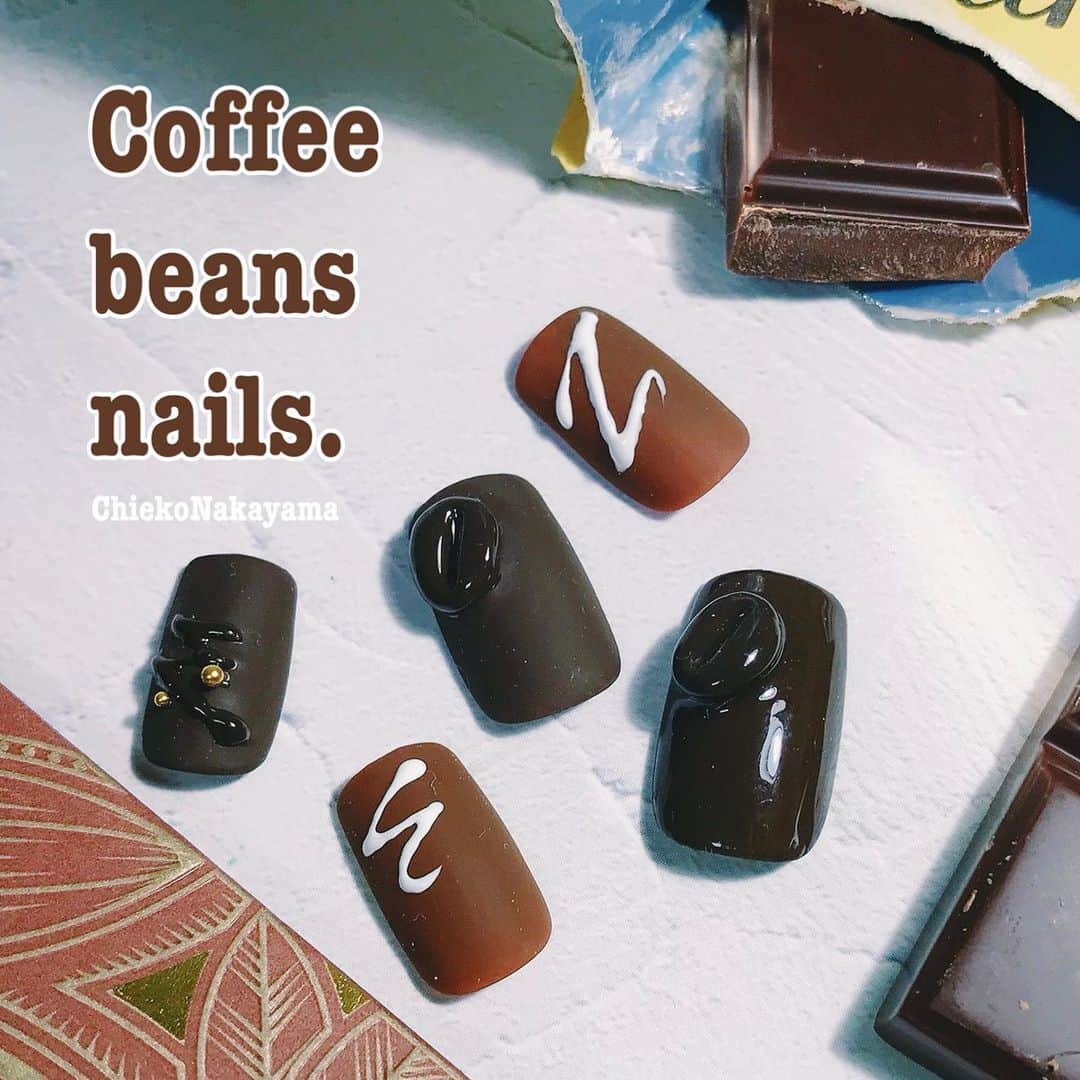 なかやまちえこのインスタグラム：「Coffee beans nails.⠀  ⠀ 今回使用したのは、 PREGEL ex 207チョコレート、ex258 カカオ 筆 RB 10/0、OB5  Betty gel シャイニングトップ フロスティングマット クリスタルトップ  きまぐれキャット アイシングジェル きまデコ こねこねブラック  PREANFA 3Dパウダー ネイルプレップ プレップコットン シリコンブラシ  です。⠀ ⠀  PREGEL・Betty gel・きまぐれキャット・PREANFA・PREXY商品は、⠀ ネイリストの方は↓ ⠀ プリモール @nail_premall ⠀ http://gelnailshop.com/ ⠀ ⠀ キャンディポケット @candypocket_official ⠀ http://www.beautysupport.jp/sm/script_main/shoptop.php ⠀ ⠀ セルフの方は↓ ⠀ ジョイアート @joyartofficial ⠀ http://joyart.biz/ ⠀ ⠀ にて購入頂けます☺️⠀⠀  ⠀ @pregelofficial @bettygel_official @prexyofficial @kimagure_cat_whim  #nail #nails #nailart #ネイル #美甲 #ネイルアート  #japanesenailart #manucure #japanesenails #manicurist #gelnails #أظافر #네일아트 #미용 #vẽmóng #ngườiđẹp  #เพ้นท์เล็บ #искусствоногтя #artedeuñas #เพ้นท์เล็บเจล #ジェルネイルデザイン #ネイルデザイン #senikuku #nagelkunst #valentinenails #バレンタインネイル #バレンタイン #valentine #チョコレートネイル #chocolatenails」