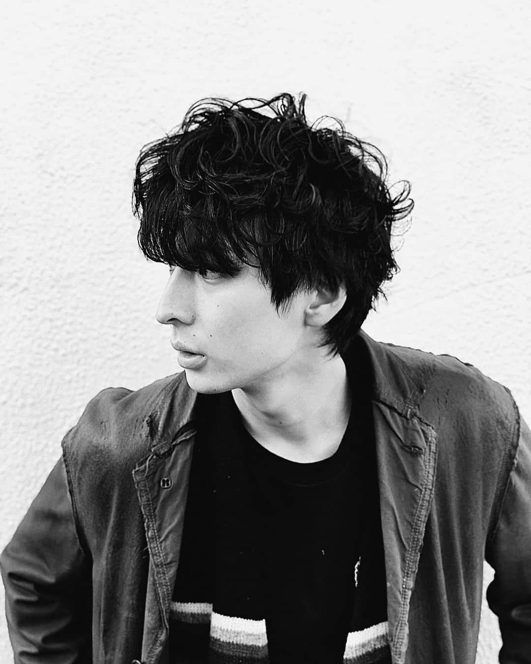 長瀬貴博さんのインスタグラム写真 - (長瀬貴博Instagram)「また髪伸ばそうとしてます  今仲間と取り組んでるものもあるので、それもまた後日。よろしく。お願いします。  📸@saikaaan」1月25日 19時22分 - nagase_takahiro