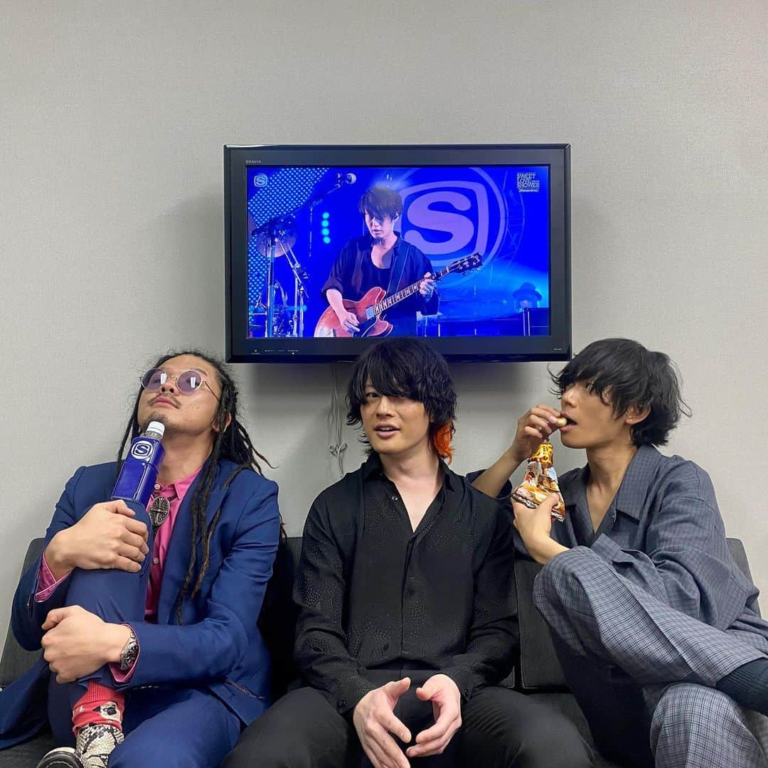 [ALEXANDROS]さんのインスタグラム写真 - ([ALEXANDROS]Instagram)「20時から生放送！ #スペシャ 見てね！  にーやん  #Alexandros  #スペシャとアレキ  #まーくんメイク中」1月25日 19時22分 - alexandros_official_insta