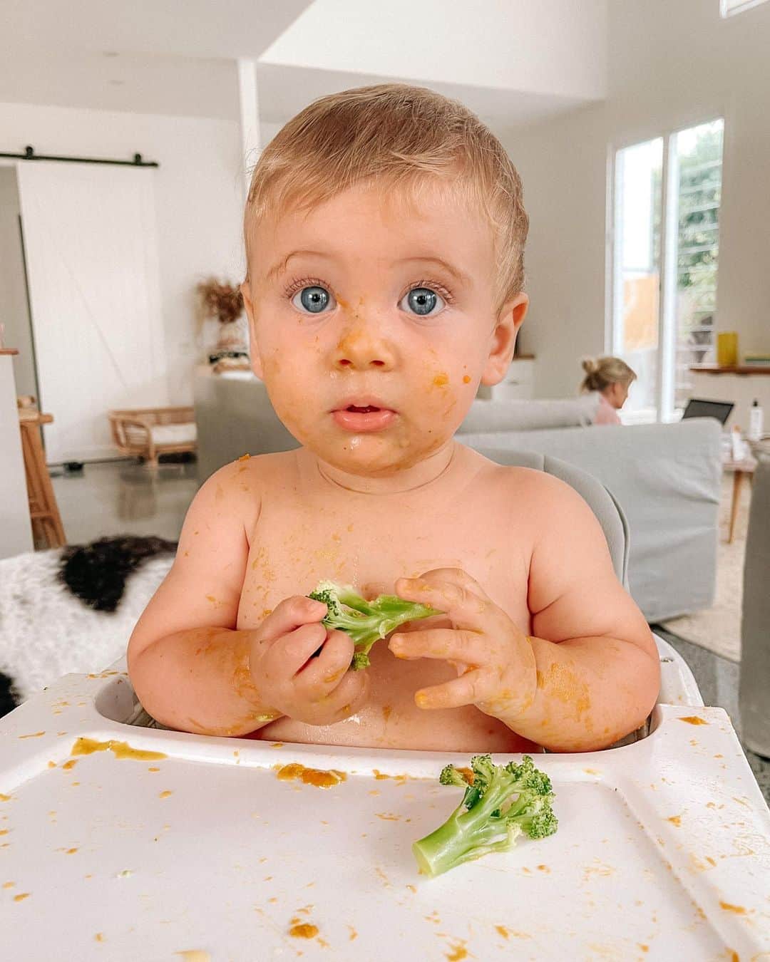 エリー・バレンさんのインスタグラム写真 - (エリー・バレンInstagram)「Bowie vs Broccoli > swipe for his reaction 😝 what were your babies favourite first foods? so far Bowies favs are mango, broccoli, coconut yoghurt and watermelon!  we’re doing a combination of Baby Led Weaning (BLW) and purées with him. I have a youtube video on this coming shortly along with a blog post 👶🏼🥦 #BLW #firstfoods #6monthsold」1月25日 19時35分 - elliewatson