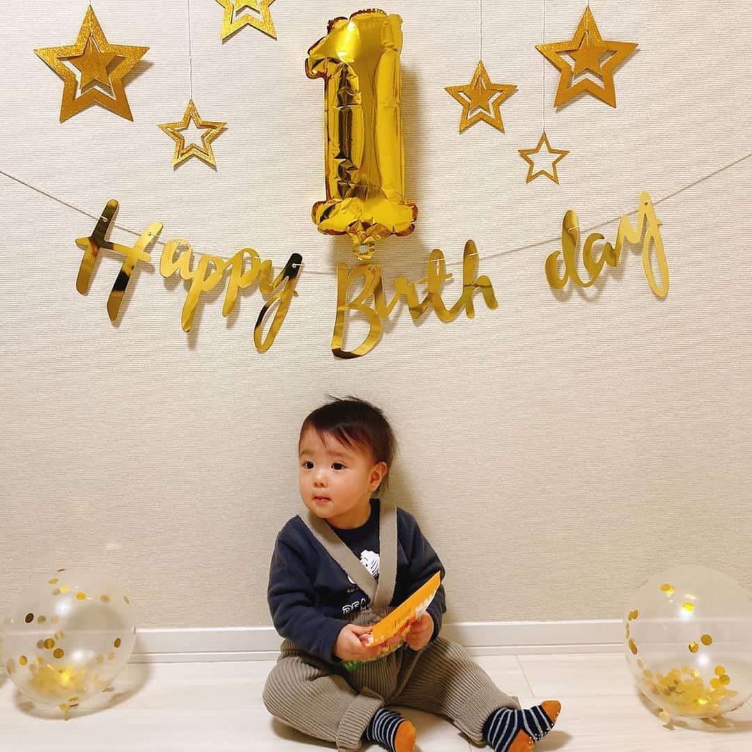 赤谷奈緒子のインスタグラム：「👶くん、1歳お誕生日おめでとう🎊🎈🎉 . . 1年あっという間に過ぎて驚きですが… 元気に毎日笑って泣いて泣いてw、すくすく成長してくれていて感激です😌 . 出産してからは色々と 家事に育児に焦ってうまくいかなくて 不安だったりイライラしたり焦ってしまうこともあったけど、 👱‍♂️さんや毎日👶くんの笑顔に癒され励まされ…… 怒涛の一年が過ぎてったなぁ。 . . これからの成長が楽しみだな☺︎ . . コロナが落ち着いたらたくさんお出かけしたいと思います♡ . #1月25日#1歳誕生日 #お祝い#happybirthday #一升餅#カードは学者さん選んだよ😌#頭が良くなりますように☺️w#お祝いで前に頂いたお洋服♡#可愛い💕」