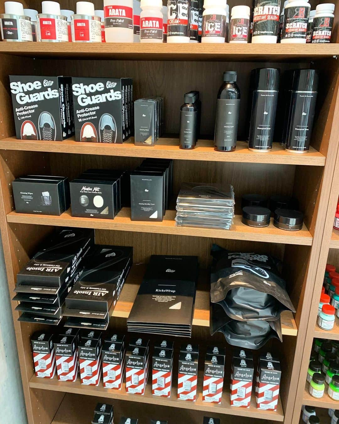 のインスタグラム：「心斎橋の梅本です。 キックスラップの新商品が心斎橋店でも取扱いしております！ 是非ご来店をお待ちしております！  コンパクトボール　１０００円 クリーニングブラシ　１０００円 マイクロファイバータオル１０００円 洗浄剤　１１００円 洗浄剤２５０ｍｌ　１７００円 シューキーパー　２０００円  ※各種税抜き価格となります。  #キックスラップ#kickswrap#アンジェラスペイント#Angelus Paint#スニーカー好き#スニーカーアトランダム #スニーカー #スニーカー修理 #修理職人 #市川 #本八幡 #大阪 #心斎橋 #sneakeratrandom #sneaker #shoestagram #repair」