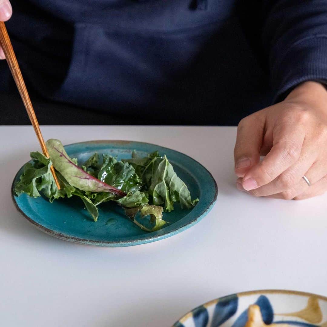 MIRROR OFFICIALさんのインスタグラム写真 - (MIRROR OFFICIALInstagram)「うつわ好きの食卓 Yuki Ideさん編がCRAFT STOREサイト内にて公開されました。﻿ ﻿ ターコイズブルーの取皿は、﻿ 益子焼の「わかさま陶芸」のもの。﻿ ﻿ 青い器って使いにくそうに思えて、﻿ 食材を色鮮やかに見せてくれるから意外と便利なんです。陶器らしいラフな質感もまた魅力。﻿ ﻿ もう1枚の青いうつわは木村硝子店のDishes。﻿ ﻿ 陶芸作家であるイイホシユミコさんによるデザインで、絶妙なカラーと使いやすさから当店のスタッフからもとても人気の高い器です。﻿ ﻿ 唐揚げを盛りつけたうつわは沖縄の「やちむん」﻿ 民芸らしいラフな質感は、大柄な料理にもよく合うんです。﻿ ﻿ ﻿ いいなと思ったら保存をタップしてくださいね◎﻿ ﻿ ﻿ ﻿ #青いうつわ #うつわ好き #食卓﻿ #わかさま陶芸 #益子焼﻿ #木村硝子店 #イイホシユミコ #iihoshiyumiko #やちむん」1月25日 19時29分 - craftstore.jp