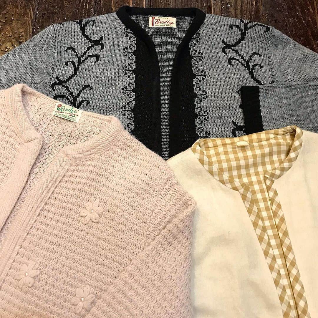 NUTTY Vintage&Collectibleのインスタグラム：「💐Spring feel💐  ☑︎vtg 50's front open cardigan  柔らかなニット生地で、ライトにさらりと羽織れるカーディガン。 今から着られて、春には軽めのアウターとして大活躍のアイテムです＊  フロントオープンのカーディガンは、フォーマルな雰囲気にもぴったり。 ドレスにさくっと重ねても素敵です。  🛒VINTAGE ONLINE STOREにてお買い求めいただけます🛒  ---------------------------------------------------- 💐Formal Fair 2021💐1/18(mon)~ ☑︎ヴィンテージジュエリーALL10%OFF  🚌送料無料🚌1/15(fri)~ ☑︎VINTAGE ONLINE STORE ¥10000以上 ☑︎SELECT BOUTIQUE ONLINE STORE ¥5000以上 お買い上げで全国一律送料無料！ （※ONLINE STORE/その他通販全て対象） ----------------------------------------------------」