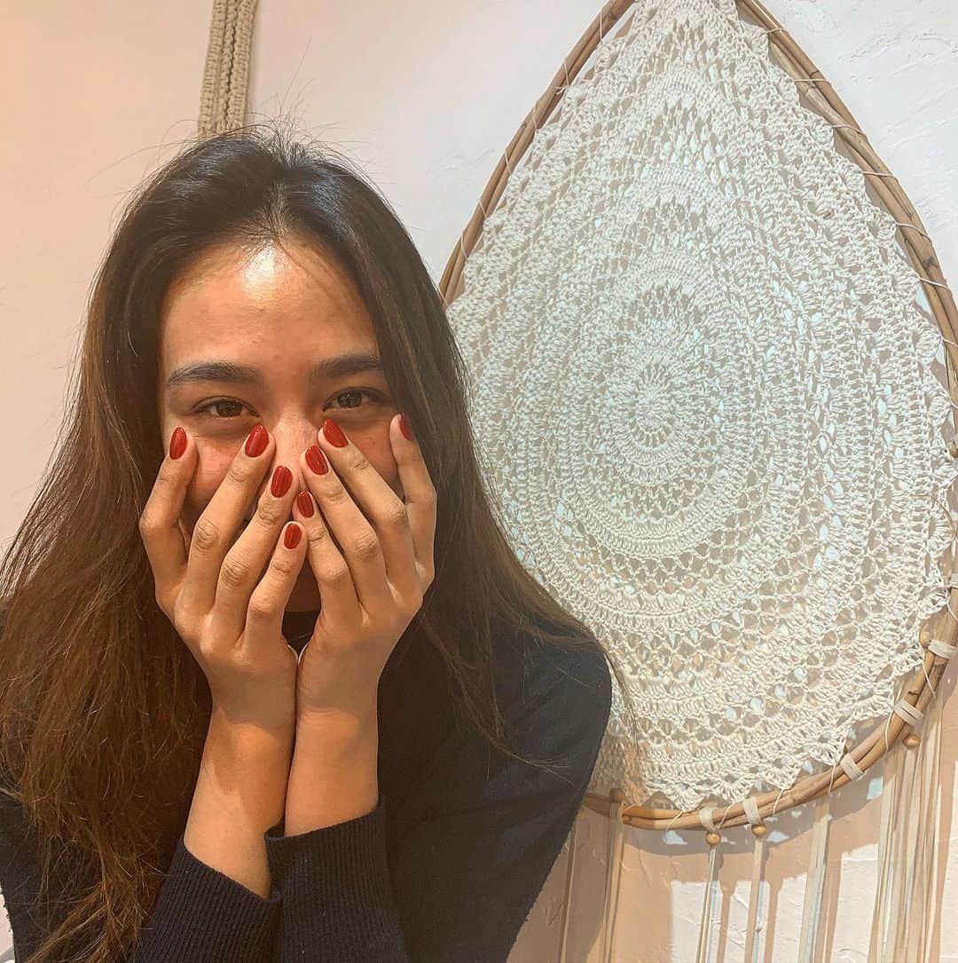 Megha Shrestha のインスタグラム：「New nail 💅  ダーマペンのダウンタイム中 すっぴんで @chipieee_tokyo お邪魔しました🥰  いつも @chipieee_junna にしてもらってるの♡私のジーニーちゃん🧞‍♂️♡  今回はシンプルネイル 赤が一番素敵やない？❤️ この時期は特に、、もう2月のこと考えてるの私だけかな？💭🍫  #nail #rednail #valentinenail #赤ネイル #2月ネイル #バレンタインネイル　#chipieeenail #naillover」