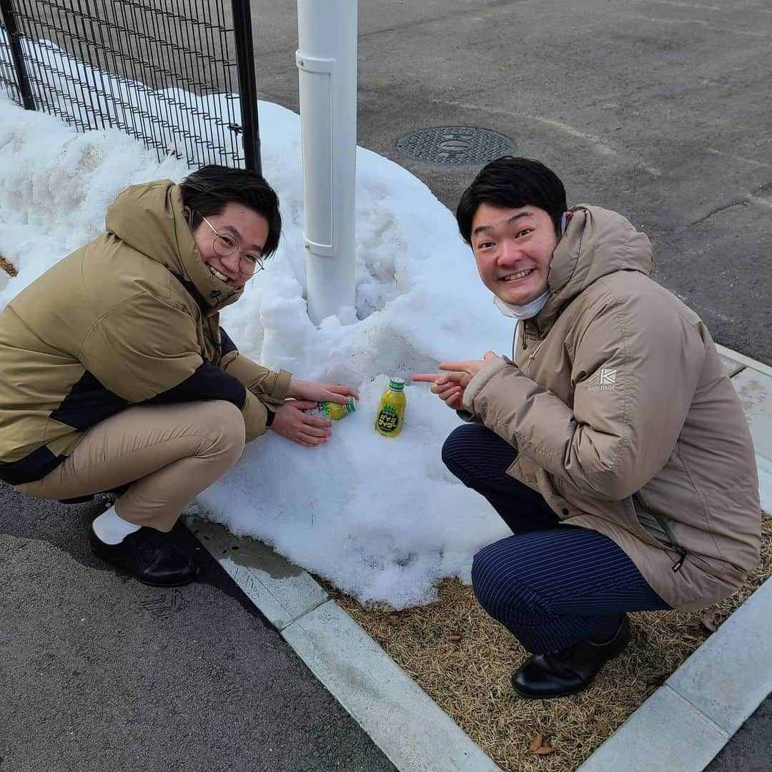 布川ひろきさんのインスタグラム写真 - (布川ひろきInstagram)「トム・ブラウン布川です。 今日のロン毛。 ラバーガール 飛永さん たぶんコントで一度はロン毛のヅラかぶったことはありまよねロン毛。  爆笑！お笑いフェスin山形にお越しいただいた皆さんありがとうございました！ 雪の積もり方を見てこれが本当の雪だよと思った北日本出身ヒューマン！  帰りの新幹線でラバーガールの飛永さんにネタのご相談をさせてもらったら 3時間ずっと湯水の如く5龍が如く7という感じで案が出てパーフェクトラバーガールヒューマノイドに改名した方がいいんじゃないかと思いました！ 飛永さんのラジオから至高の嗜好な思考の様子を聴けますのでお耳！↓ https://stand.fm/episodes/600e7ee183a4827e1752e282  この後すぐ 20:00～ ニコジョッキー「トム・ブラウンのコンテンツタワー爆破計画」 に出させていただきます！ セットアッバーの肩温め方できてますのでお見！  #ブリバリでGO! #200回記念らしいですよ #トムブラウン #2枚目は #東京ホテイソン #たける君と #ダニエルズ #望月君 #と山形サイダー買ったら #温かったので #雪で冷やしてる様 #そして #お肉うどんうますぎてうひょー #肉もですが芋がうますぎてうひょー」1月25日 19時34分 - nunokawa_tombrown