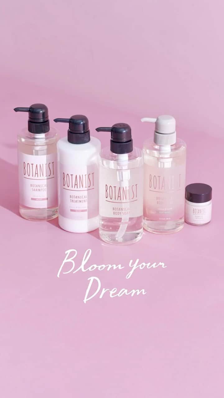 botanist officialのインスタグラム：「【春の夢を、咲かせる。】 一足早く、春がやってきた🌸 今年の春限定 『ボタニカルスプリングシリーズ』 は、もうお試しになりましたか？ 春限定の成分で髪と肌に潤いを与えます♪ ⠀⠀ 🌸スプリングブロッサムブレンド※1 ✔︎ 日本の春の移ろいを彩る3種類のブロッサムが潤いを保ったツヤのある髪・肌へ ⠀⠀ ※1 ウメ果実エキス、モモ葉エキス、サトザクラ花エキス（保湿成分） ⠀⠀ 🌸スプリングバリアコンプレックス※2 ✔︎ 春特有の乾燥などのダメージ受けた髪・肌に潤いを与える成分配合 ※2 すべて保湿成分（ワサビノキ種子エキスのみ毛髪補修成分） ⠀⠀ 🌸箔押しのロゴと、桜色ベースのグラデーションの限定ラベル ✔︎ 夢を表現した淡いグラデーションカラーをベースにした、上品かつ華やかさを感じさせる、この春にしか手に入らない限定ラベル。 ⠀⠀ いち早く新しい春の訪れを感じてみませんか？ やさしい桜のフレグランスに包まれたら、それは特別な春のはじまりです🌸 ⠀⠀ 1/31（日）まで【Bloom your Dream】スプリングキャンペーン開催中🌸 外に出かけてお花見するのが難しいかもしれないから、​オンライン上で桜の花を咲かせよう♪ 桜の写真に #春の夢を咲かせる を付けて投稿 ※撮影した場所（都道府県）も記載 ⠀⠀ 「さくらのミニ盆栽＆スプリングセット」抽選50名様🎁 キャンペーン詳細は、プロフィール欄URLからご確認ください♪ ⠀⠀ #BloomyourDream #春の夢を咲かせる #BOTANIST #ボタニスト #botanisttokyo #ボタニストトウキョウ #botanicalbeauty ⠀⠀ 🗼@botanist_tokyo 🌍@botanist_global 🇨🇳@botanist_chinese」