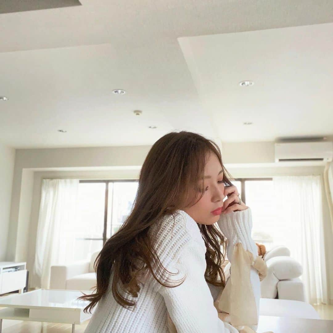 のインスタグラム：「ヘアカラーが保つコツとして 熱いお湯につける時間を減らすとか きちんと乾かすとかコテの温度とか カラーシャンプーをするとかいろんな方法を これまで試してきましたが アウトバストリートメントも大事らしい🙆‍♀️ 朝セット前につけるのは ヘアオイルだとベタつくのが嫌で、 スティーブンノルのミルクタイプの カラーシャイニングエッセンスを 日々愛用しております〜☺️ わたし的に星は4つ！★★★★☆ サラサラ具合とかベタつかないところとか 本当は星5つをつけたいところだけど… カラーが全く落ちないわけではないからね！ でも少しでも長く良いカラーを楽しみたいから ちょっとでもいいもの選びたいと思っています🤔🤎 今スティーブンノルのアカウントで プレゼントキャンペーンもやっているみたいで アウトバストリートメントを見直す きっかけになると思うから 気になる方はぜひ応募してみてくださいねっ🤎 ㅤㅤㅤ #skny_ad#スティーブンノル#カラーシャイニングエッセンス#あなたらしい髪色ずっと輝け #ヘアミルク」