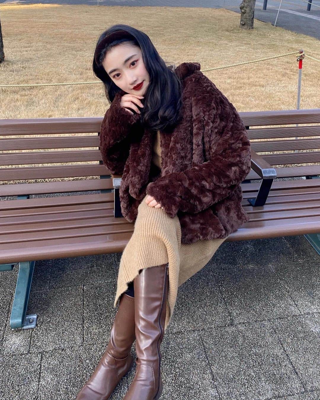 河﨑莉奈のインスタグラム：「珍しくデコ出し🐻🤎 いつもと少しメイクも変えてみた🌼 どうかな？🧇💭  着用しているカチューシャとブーツは berinの新作です🧁お楽しみに🤍  set up♡ @acym_official  fur coat♡ @berin__official」
