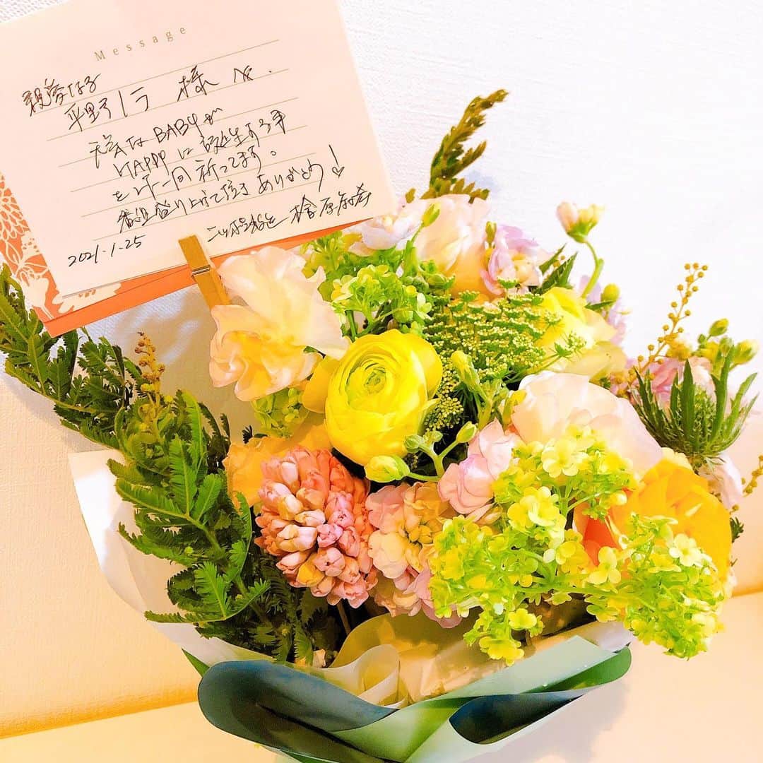 平野ノラさんのインスタグラム写真 - (平野ノラInstagram)「来週からラジオは産休に入り、2月はアンガールズさんが月曜パートナーです🌈 師匠！！！ 宜しくお願い致します！  #ナイツザラジオショー  #アンガールズ #田中軍団 #お花をありがとうございました」1月25日 19時38分 - noranoranora1988