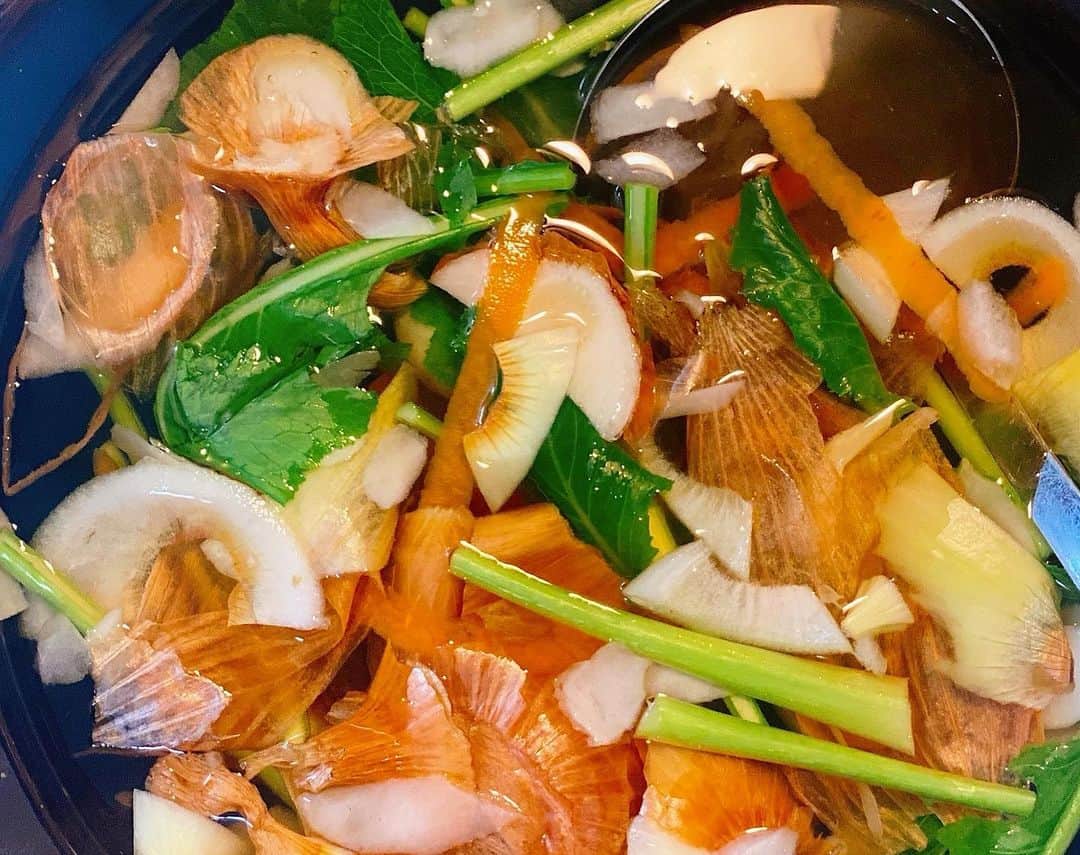内山理名さんのインスタグラム写真 - (内山理名Instagram)「👩🏻‍🍳🥘✨  普段捨ててしまう野菜の皮や種、根っこの部分を煮込んで作る野菜の出汁、ベジタブルブロスを作って身体の芯から温まるポトフへ。  特に玉葱の皮には栄養たっぷり。カレーやシチューはもちろんそのまま塩だけでもスープとして美味しい。 でも私はこのベジタブルブロスで作るリゾットが絶品で大好き🧀 ・ #ポトフ  2枚目→ #vegetablebroth」1月25日 19時39分 - rinauchiyama_official