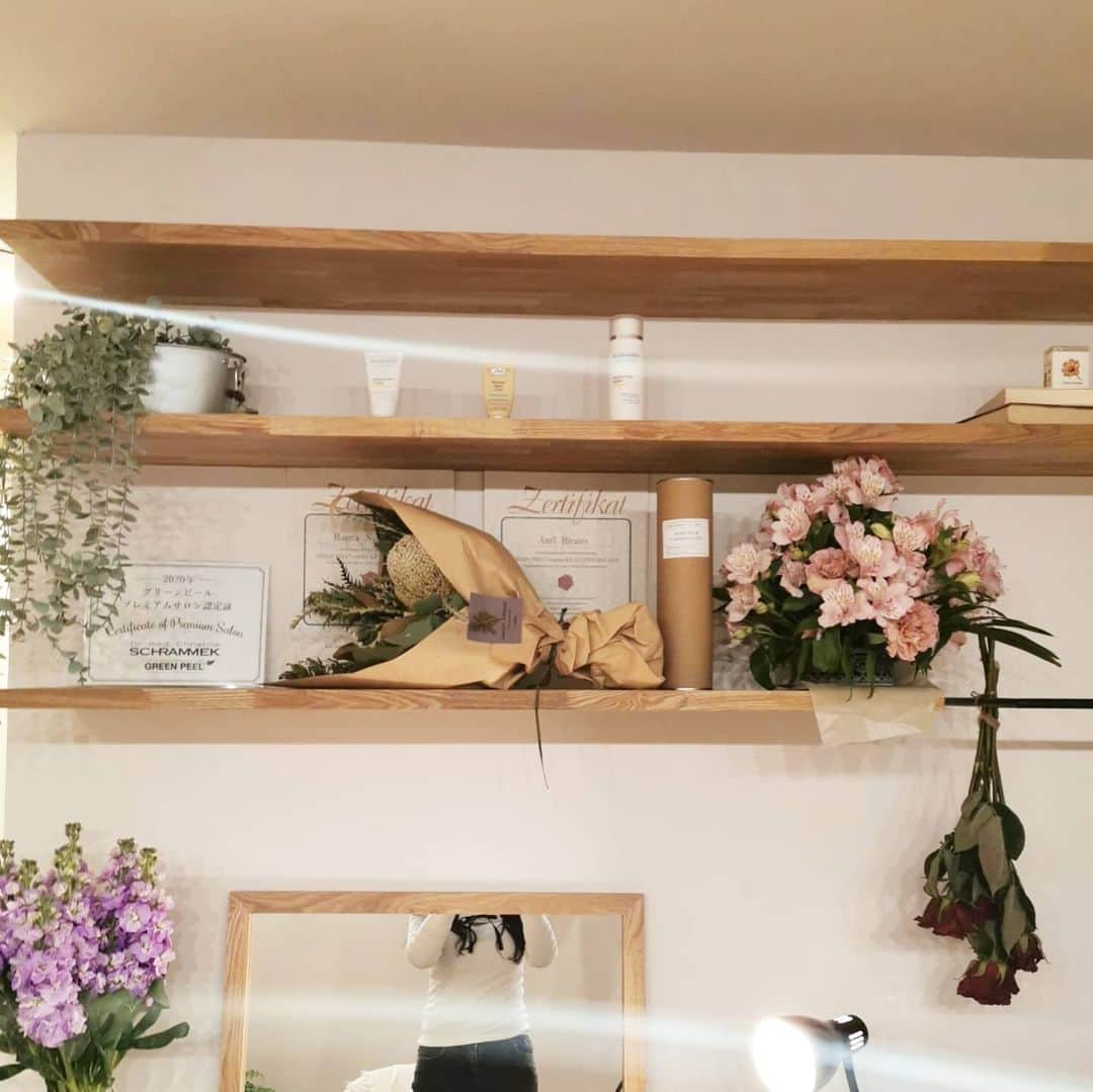 黛実希さんのインスタグラム写真 - (黛実希Instagram)「今月オープンしたばかりのグリーンピールサロン(@zephyranthes.salon )🌿に行ってきたよ💓 ハンナ(@haannanny )オープン本当におめでとう💐 グリーンピール🌿が本当に本当に上手なサロンなのに私は顔の歪みが凄すぎて骨格歪み矯正60分を予約して施術してもらったよ😂 メイクするときに顔の歪みすごくていつもバランス大変だし写真で撮ったときにほっぺの位置、顎の位置、眉毛の高さ、口角の高さとかを加工でバランス整えてて、顔の歪みって絶対放置したらダメなやつだから行かなきゃ行かなきゃ！と思ってたけど、正直どこの骨格歪み矯正も同じに見えて違いが分からなくて行ってなかったのね🤔 でもハンナがサロンオープンする！ってなってメニューに骨格歪み矯正があってなぜか思わずすぐ連絡して予約したの！！！  私の勘にくるいはなかった！笑 最後の2枚の写真を見て🥺❣️ まじで顔の歪みなくなって小さくなった！ってゆうか私の悩みだった顔の長さが短くなった〜〜〜😭💕✨ 顔色も明らかに明るくなってるし、歪み矯正しただけでツヤ肌になってる😭✨ 骨格歪み矯正60分だったから顔以外にも首肩背中をゴリゴリと溜まりに溜まった老廃物を流してくれた😂 私、老廃物が詰まりすぎてハンナが笑っちゃってた😂😂 顔小さくしたいし顔の歪みやだからこれから通う🥺💓 どこの小顔矯正行っていいか分からなかったけど、痛くもなくこんなに顔小さくなって歪みなくなるなら絶対ハンナのところに通うよね🤭 顔短くするぞ💪💪💪  気になる方はお店のインスタグラムにDMしてお肌や歪みの相談してみてね💌🎀  写真はノーマルカメラバージョンとユーライクバージョン載せておいた🤭 顔の歪みで悩んでる方の参考になるといいな💕  #グリーンピール#グリーンピール認定サロン #小顔矯正#小顔矯正サロン #小顔になりたい #小顔になる方法 #恵比寿#東京小顔#顔の歪み#顔の歪み矯正#顔の歪み矯正#艶肌#美肌#美肌作り#面長改善#面長矯正#面長 #小顔#小顔効果#美意識高い人と繋がりたい #韓国美容#韓国コスメ#韓国好きな人と繋がりたい#팔로우미 #좋아요그램#좋아요반사#팔로우그램」1月25日 19時39分 - candymiiiki