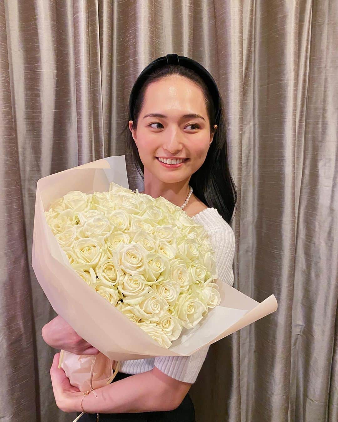 山賀琴子さんのインスタグラム写真 - (山賀琴子Instagram)「白薔薇の花束🤍  嬉しい！」1月25日 19時40分 - kotokoyamaga