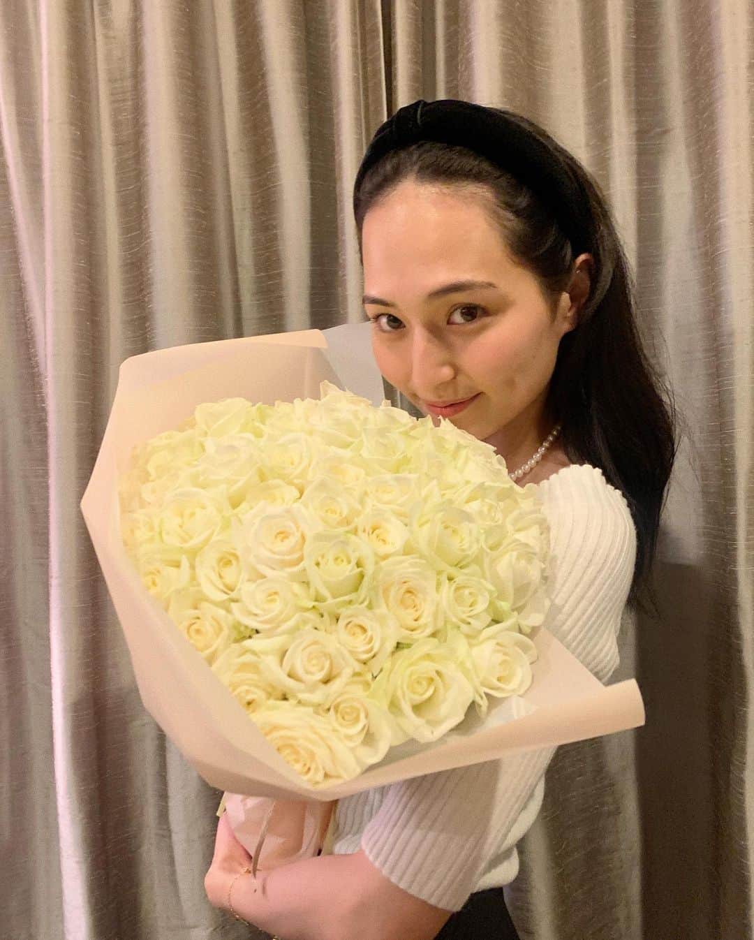 山賀琴子さんのインスタグラム写真 - (山賀琴子Instagram)「白薔薇の花束🤍  嬉しい！」1月25日 19時40分 - kotokoyamaga