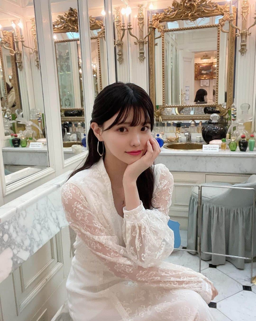 のインスタグラム：「. 投稿おそくなりました。。。 最近写真撮れてないので 安定の過去写です、ごめんね🙏 . この日のお洋服のテーマは 洋画に出てくるお嬢さん👗笑 お気に入りの70'sドレスです ヨーロッパヴィンテージのお洋服は もちろん丈が長いので いつもミシンで直してます🧵🪡 このお洋服もヨーロッパのお子様用だけどお直し必須でした。。。 もっとミシン上手くなりたいです。。。 あはは😅 . . #gunnesax #ガニーサックス #70s #70sfashion #ドレス #ヴィンテージドレス #ヴィンテージワンピース #レースワンピース #女優  #ナチュラル #サロモ#サロンモデル#撮影#model#モデル #salonmodel #撮影モデル#おしゃれさんと繋がりたい #コーデ#オシャレさんと繋がりたい #撮影会 #撮影依頼受付中#関西サロンモデル#関東サロンモデル #データ #黒髪 #vintage #vintagefashion #ヨーロッパヴィンテージ #古着」