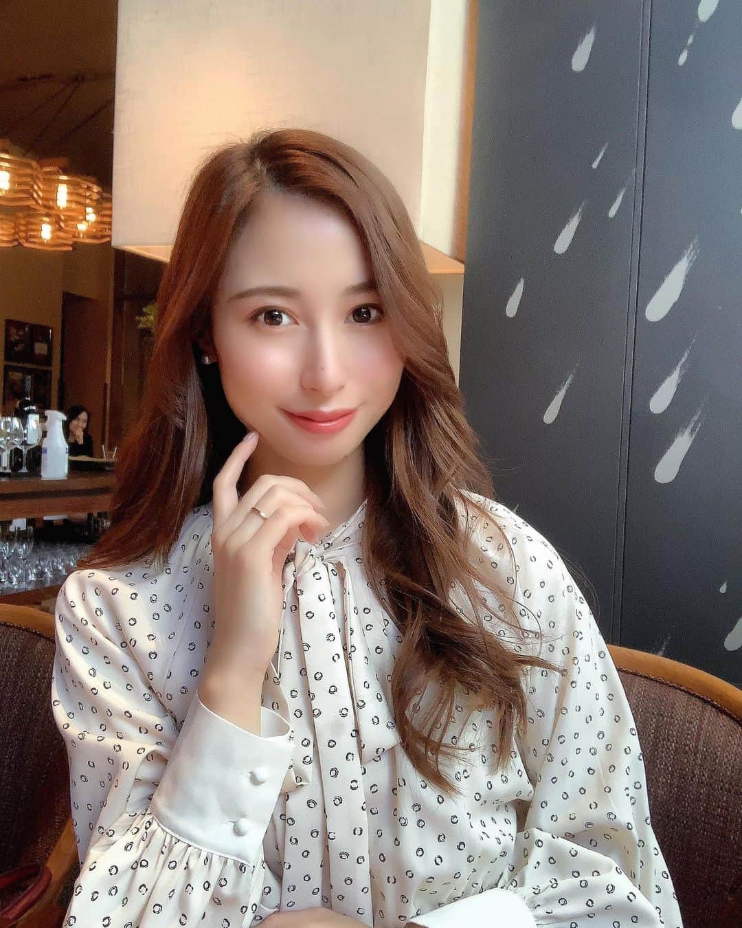 Chihiroのインスタグラム：「お天気が良かったので今年買った春ワンピを着てメイクもイエベ春メイクに🌷  今日は午前中にイメージコンサルタント養成講座のzoom相談をしたのですが、勇気を振り絞ってDMで想いや迷いを送ってくださったその行動力はこれから先ずっと強みになるだろうなと思いました🥰  「宝くじは買わなきゃ当たらない」 「美人の隣に座れるのは美人に告白した者だけ」 など、こういう言葉を聞くとなるほどなと思ってしまう性。  できる/できない以前に 行動する/しない　が人生を左右することって本当多いと思う！  意外と自分は、自分が思っているより可能性に満ちていたりする🧸💓  誰かの背中を押せるように 自分も説得力を実績や行動で示せるように頑張ろう🌷  ワンピースは @barneysjapan  春の新作です！  #骨格ウェーブ ってこういうテロテロで長めのワンピース、 似合いそうと思って試着すると意外と着られちゃってなんかしっくりこないことっておおいんだけど(肩幅がないので)、このワンピースは綺麗に着られる！ 何気にこういうワンピはじめて買った🥰💓 ベルトは自分で付けました！  美人百花　@bijinhyakka  っぽくて可愛い🥰💓💓  #イメージコンサルタント  #美人百花flowers  #イメージコンサルタント東京 #イメージコンサルタント養成講座 #春ワンピース #パーソナルカラー診断 #骨格診断 #メイクレッスン #美人百花」