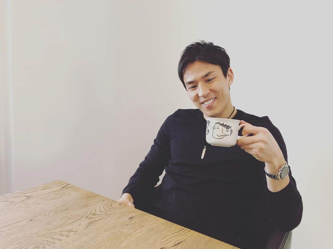 長谷部誠のインスタグラム：「*** 先週、37歳になりました。 ウチの小さな画伯がイラスト入りのマグカップをプレゼントしてくれました。 37歳も身体に気をつけて頑張ります⚽️💪 #geburtstagsgeschenk」