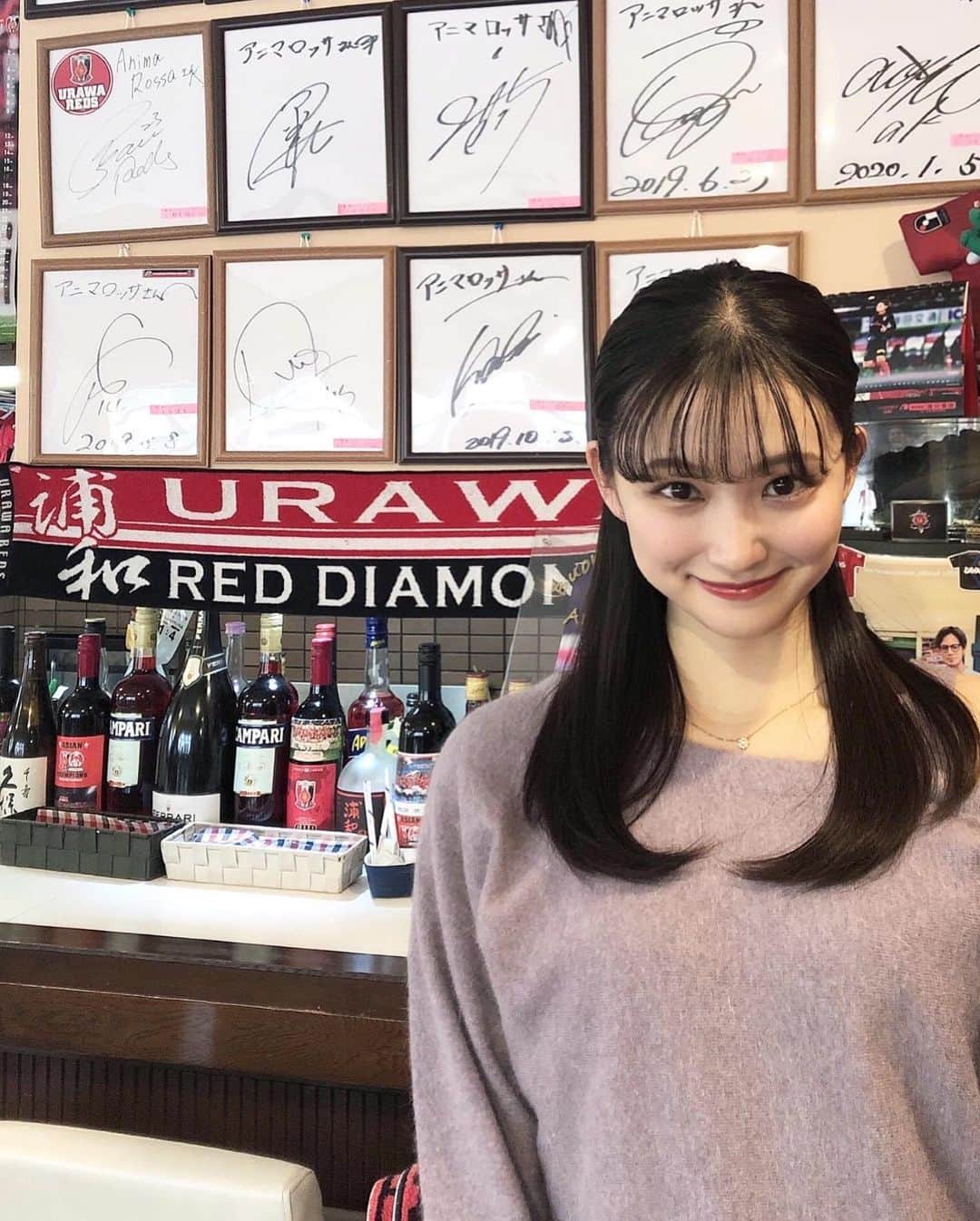 加藤早和子のインスタグラム：「❤︎ レッズの選手のサインとパシャリ📸  にんまり笑顔です😚✌︎  . . #浦和レッズ #浦和 #サッカー #赤き血の女子たち #女子大学生 #青山学院大学 #urawareds #urawa #soccer #ggrgirls」