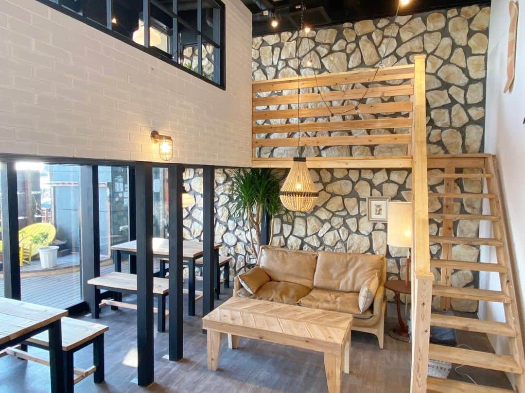 Jura Furnitureさんのインスタグラム写真 - (Jura FurnitureInstagram)「店舗デザイン/内装ワーク 自社運営カフェ @awa_surf_steakhouse_  . design by @jun.furusawa  店舗詳細は下記 . AWA SURF STEAKHOUSE TEL  0466-27-7440 神奈川県藤沢市片瀬海岸1-12-7 シルフィードタワー1F . #jurafurniture #ジュラファニチャー #awasurfsteakhouse #cafedesign #店舗デザイン #店舗内装 #内装デザイン #湘南 #ステーキハウス #湘南ステーキ」1月25日 19時42分 - jurafurniture