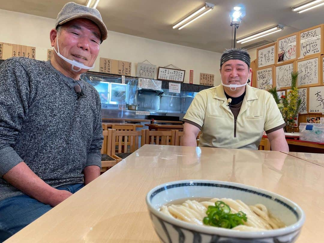 梶剛のインスタグラム：「宮武うどんの大将が10年ぶり位に麺切りしてくれたよ٩( ᐛ )و 宮武うどんは、 「ひやひや」「あつあつ」の元祖と言われてる店だよ_φ(･_･  ‪#香川県‬ ‪#讃岐うどん‬ ‪#宮武うどん‬ ‪#UDON‬」