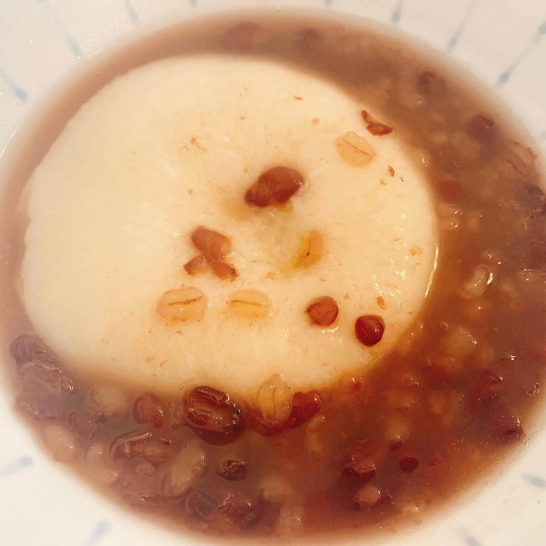 山本愛子のインスタグラム：「#今日のおやつ  1枚目は先日のおやつ✨ 鏡餅はぜんざいに💕 めちゃくちゃ美味しくて、餅スイッチがオンになってしまった…！  お正月のお餅だけではやっぱり足りなかった〜😆💦 で、2枚目が今日のおやつのこれまたぜんざい💓  明日はあべかわ餅にする予定💖🤤  #餅　#ぜんざい　#つぶあん #普段はこしあん派」
