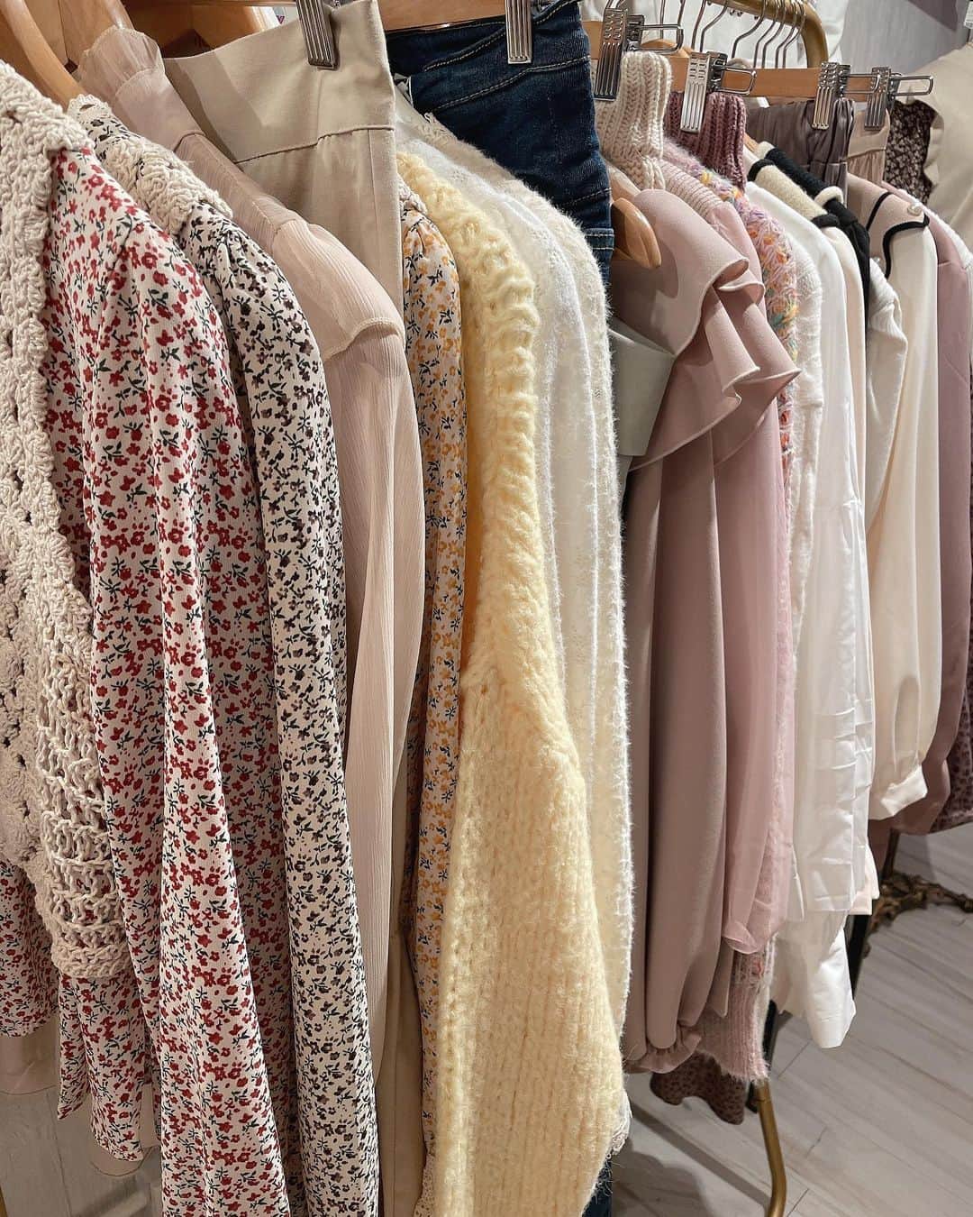 Fleur Fleurのインスタグラム：「今個星期有超多新作上架哦 全部都係現貨嚟㗎 準備情人節同農曆新年嘅服飾🌝💖💖✨」