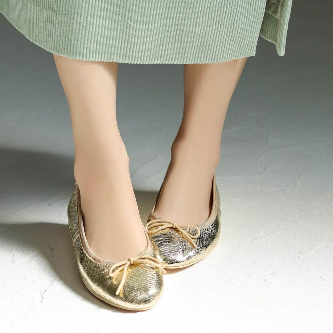SESTOセストさんのインスタグラム写真 - (SESTOセストInstagram)「【Ballet shoes SALE🥿♡】 春に使えるバレエシューズがTIME SALE中!!!¥2,999→¥1,999(taxin)  ころんとした丸っこいフォルムが女心をくすぐる1足。 新しい季節に履きたくなるバレエシューズは、ゴールドカラーで新鮮に。 トレンドのカラーコーデにもマッチします✨  通常バレエシューズはかかと部分に芯を入れておりますが、 こちらのバレエシューズはあえて芯を入れずに柔らかく仕上げております。 靴擦れしずらく、足に馴染みやすいデザインで気持ちよくフィットしてくれます！  🛒画像をタップし表示されたリンクから商品をご購入いただけます。  #バレエシューズ  #バレエシューズコーデ  #フラットシューズ  #フラットパンプス  #ぺたんこ靴  #ぺたんこパンプス  #ミントグリーン  #春コーデ  #春色  #トレンドコーデ  #セール」1月25日 19時48分 - sesto_shoes