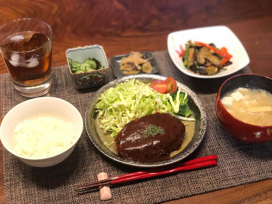 月央和沙さんのインスタグラム写真 - (月央和沙Instagram)「うちの晩ごはん🍚✨ . #ハンバーグ #なすとピーマンのオイスター炒め #ザーサイ #わかめときゅうりの酢の物 #豆腐とお揚げともやしのお味噌汁」1月25日 19時51分 - kazusa_tsukio