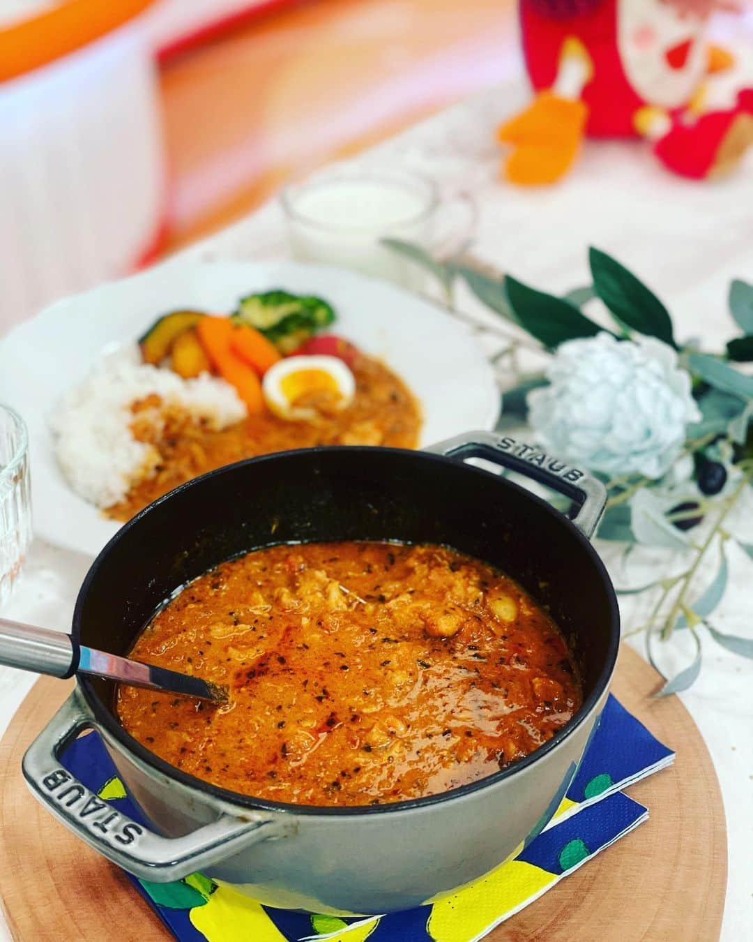 爲我井あゆみのインスタグラム：「とある日の生放送の仕事 #スープカレー鍋 #スープカレー 1/22はカレーの日！  その前日にスープカレーを作りました^ ^  温かいのを食べて欲しくて ギリギリまで温めてスタジオにいれたら あつそうで可哀想と言うご意見多数  ごめんなさい🙇‍♀️」