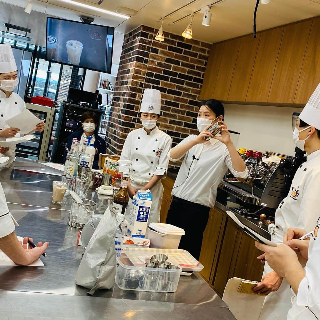 札幌ベルエポック製菓調理専門学校【公式】のインスタグラム：「✨学生スタッフ勉強会✨  いつもオープンキャンパスを 盛り上げてくれている 学生スタッフたち💖  バリスタ金先生から ドリンクの技術を学びました‼️  技術をマスターして オープンキャンパスへ 参加してくださる みなさんに提供 出来るように頑張ります。  どんなドリンク🥤が 提供されるのか‥ お楽しみに😍  #ベルエポック  #おでかけ授業 #特別授業 #業界直結 #プロから学ぶ #本物 #学び #製菓  #調理  #カフェ  #製菓調理専門学校ベルエポック #衛生管理  #食材教育 #札幌ベルエポック製菓調理専門学校 #いろいろな体験と #たくさんの出逢い #可能性が広がる #ベルエポック #学ぶ #身につく #技術 #instagram #新年 #進路選び #オープンキャンパス」