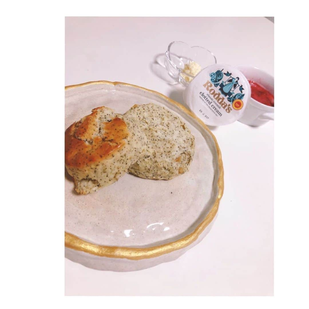 城華阿月さんのインスタグラム写真 - (城華阿月Instagram)「#毎日食べたい @the_roddas_shop_japan  の #スコーン もちろん @roddas_cream  #クロテッドクリーム  を たっぷりぬりぬり ジャムはたまたま母から送られてきた #あまおう　で作りました #おいしくて幸せ  スコーン焼く時ホイルにひっついてしもた2つ目は失敗しなかったょ〜〜〜✌️ お家で#リベイク　して頂くのもいいね @ginza_mitsukoshi  #ロダス  #おすすめ  ちなみにサクサク系ではないですょ #銀座三越 #ginmitu #イギリス #ロンドン　にまた行きたい✈️」1月25日 19時54分 - azuki__joka