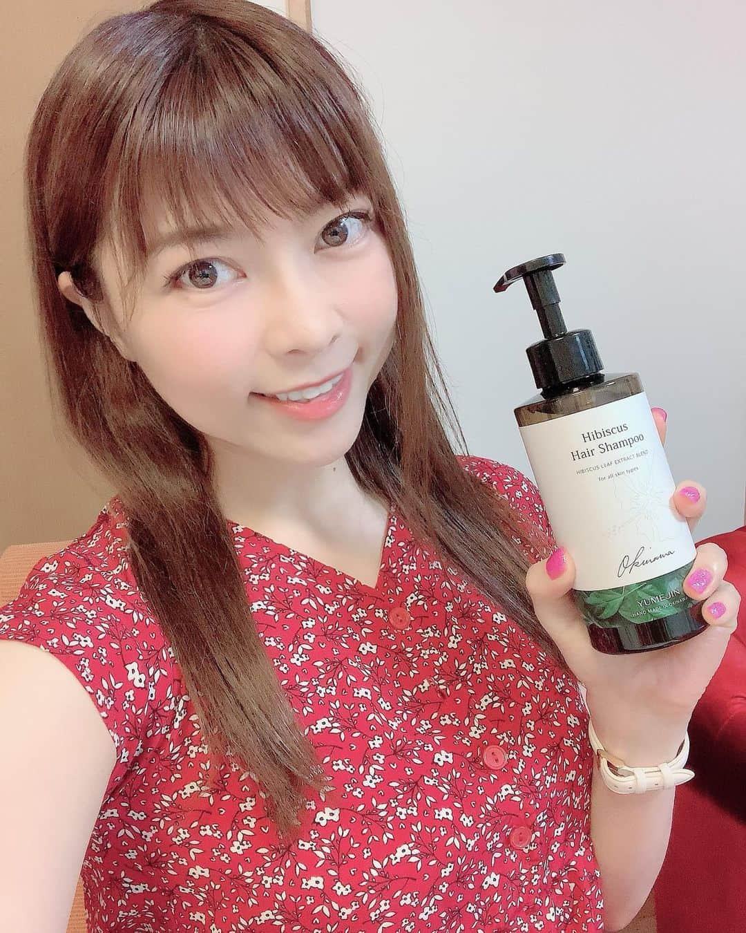 DJ MIYAさんのインスタグラム写真 - (DJ MIYAInstagram)「やっほーぉ🌺沖縄とご縁があるのか、 「ハイビスカス ヘアシャンプー」を使わせて頂いてまーす❤️💞  @yumejin_official  みや、ハイビスカス、大好きなんだよね💞💞見た目とか⭐︎✨  原料となるハイビスカスは、YUMEJINさんの自社農園で栽培したオーガニックハイビスカス100％使用🌺  オクラのような粘りのあるハイビスカス葉エキス（植物性ヒアルロン酸）が髪同士の摩擦によるダメージを軽減し、ノンシリコンなのに“キシみ”のない滑らかな洗い上がりを実現♪  洗い心地もなめらかだし、すごい気に入ってまーす💞  ⭐︎✨こだわりの５つの無添加 鉱物油、パラベン、合成着色料、合成香料、石油系洗浄成分（石油系界面活性剤）無添加  #ゆめじん #ハイビスカスヘアシャンプー #ハイビスカスシャンプー #yumejin #ナチュラルシャンプー #地肌ケア #美髪 #ボタニカルシャンプー #敏感肌 #丁寧な暮らし #頭皮ケア #PR #沖縄コスメ #沖縄 #今帰仁村 #ハイビスカス #今日のコーデ #今日のメイク #今日のファッション #美容好き #美容大好き #美容マニア #美容 #ヘアケア #ロングヘアー #シャンプー #旅インフルエンサー #旅ブロガー #旅インスタグラマー #沖縄好き」1月25日 19時55分 - dj_miya