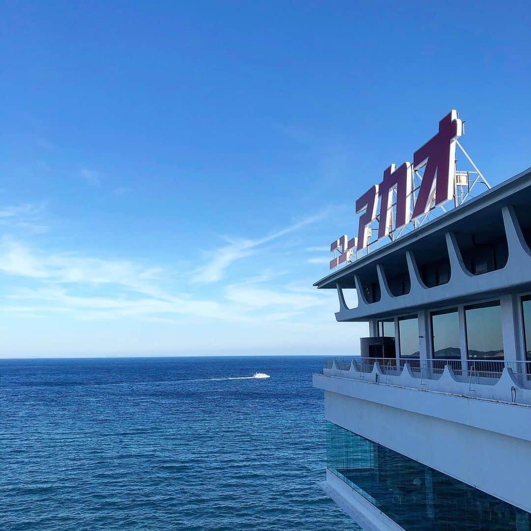 ホテルニューアカオ　熱海温泉＆リゾートのインスタグラム：「・ 本日のアカオからみた海の様子です☺︎ 昨日の雨が嘘のような快晴でした🌤 こんな良い天気の日は外を散歩したくなりますね🚶‍♂️🚶‍♀️ 密を避けながら気分転換に海を眺める♫そんな日も素敵です✨」