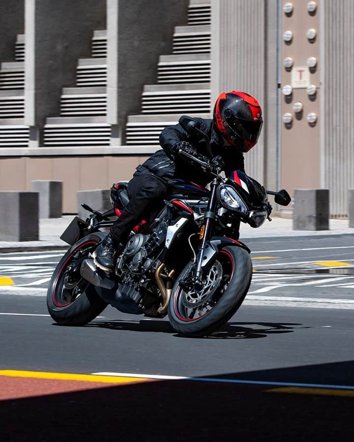 のインスタグラム：「【Street Triple R low】 Street Triple Rの乗りやすさを一段と向上させた低車高モデル。専用のサスペンションを採用し、シート高は標準モデルより45mm低い設定。より一層一体感のある走りを実現します。   ▼詳細はこちら https://bit.ly/2LRXfmx  #理想のライドがそこにある  #StreetTripleRlow #ストリートトリプルRlow #トライアンフ #トライアンフはかっこいい #バイク #バイク好きな人と繋がりたい #バイクのある風景 #バイクが好きだ#バイク好き #バイク乗りと繋がりたい #理想のライドがそこにある#triumph #triumphofficial #fortheride」