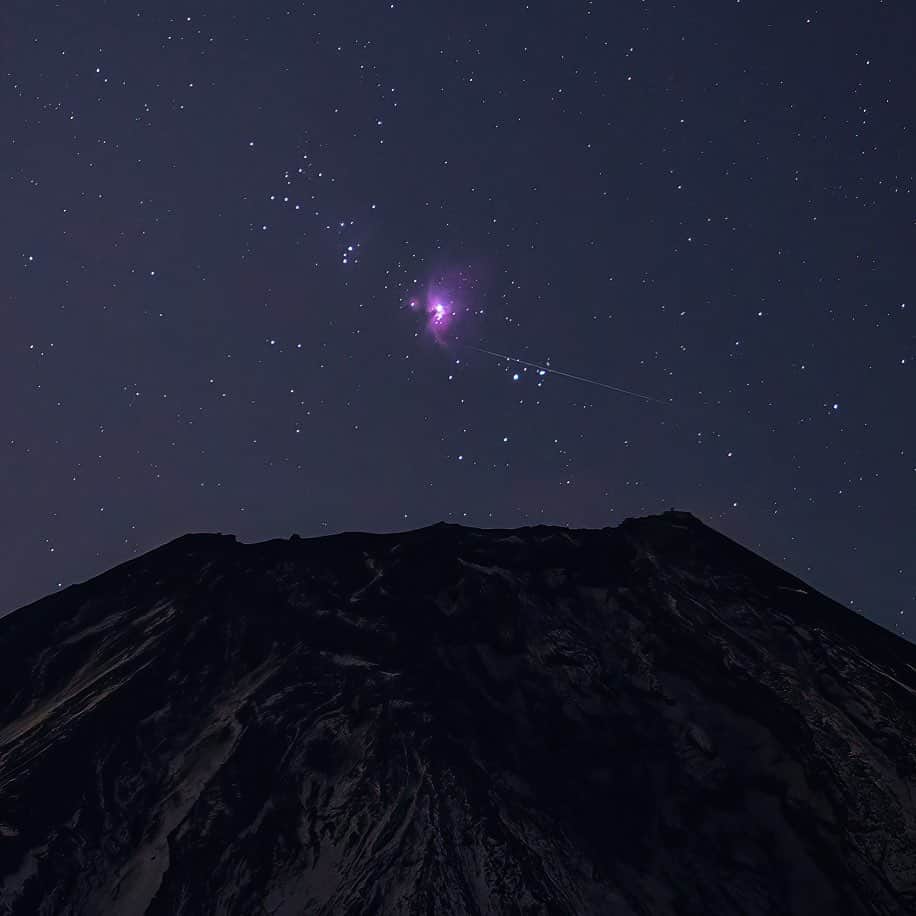 KAGAYAさんのインスタグラム写真 - (KAGAYAInstagram)「富士山頂からオリオン大星雲が昇ると、 ちょうど小さな流れ星が横切りました。 富士山は芙蓉峰とよばれることもあるのですが、 写真に写ったオリオン大星雲が、まるで芙蓉の花のようだと思いました。（2017年撮影）  星降る夜の芙蓉峰　撮影データ カメラ：ソニー α7R III レンズ：シグマ 135mm F1.8 DG HSM（マウントコンバーター MC-11使用） 絞り開放　露出1.6秒　ISO6400　三脚に固定して撮影 2017年12月13日19時05分 連写して流星を狙いました。  #星空  #sonyalpha #α7III」1月25日 20時00分 - kagaya11949