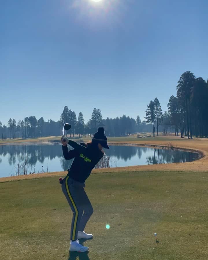 紺野ゆりのインスタグラム：「⛳️ 最近ヘッドスピードが上がってきました🤗🤗 ゆっくり振ったほうが安定して飛ぶものだと思ってたし、私には早い動きはできないと思ってたけど、案外その方が真っ直ぐ良い球出るんですね‼️驚き‼️ あと高さもでるようになりました❣️  筋肉をつける#エムスカルプト　もかなり効いてる気がする😆💪  ドライバーがまっすぐいくと楽しいなぁ😆⭐️⭐️  #yurigolf🦋 #golf#golfstagram#golfswing #ゴルフ女子#ゴルフ#ゴルフスイング#ドライバー#ドライバーショット#飛距離アップ#골프#골프스윙」