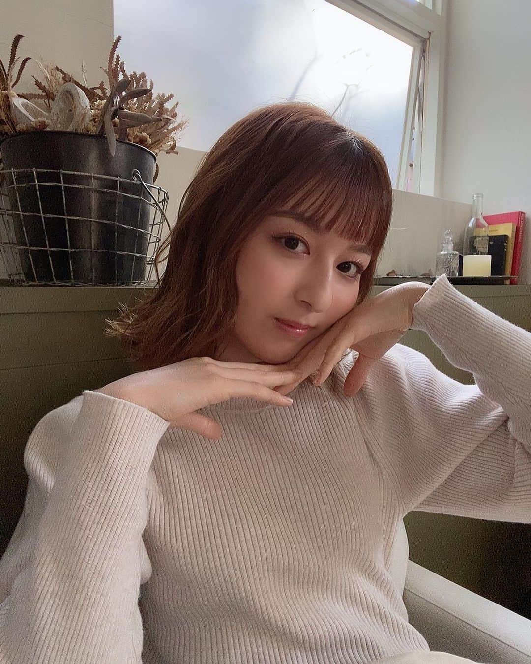 のインスタグラム：「. 撮影で髪の毛巻いてもろた♡ 髪の毛切ってから ヘアアレンジ全然してないから うれしいな〜 自分でも練習しよ〜！！ #りかりこ #双子 #ファッション #メイク #おん眉 #ボブ #巻き髪 #instagood #followｍe」