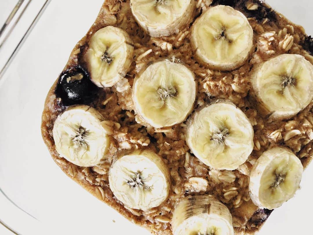 河村元美のインスタグラム：「Banana oat baked 🍌🫐」