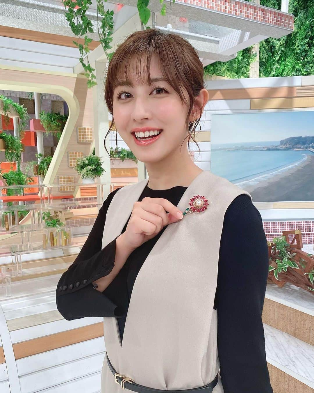 斎藤ちはるさんのインスタグラム写真 - (斎藤ちはるInstagram)「お花持ってみました🌷 . 可愛いブローチ🥰 . . #衣装 #アクセサリー も #いつも #可愛くて #テンション上がる  #マーガレット #かな #なんのお花かな . . #斎藤ちはる#テレビ朝日アナウンサー#テレビ朝日#テレ朝#アナウンサー#羽鳥慎一モーニングショー#モーニングショー#ブローチ#ブローチ部#おはな#お花#花#モチーフ#ピンク#ローズ#はな#🌷#🌹#💐」1月25日 20時10分 - chiharu_saito_ex