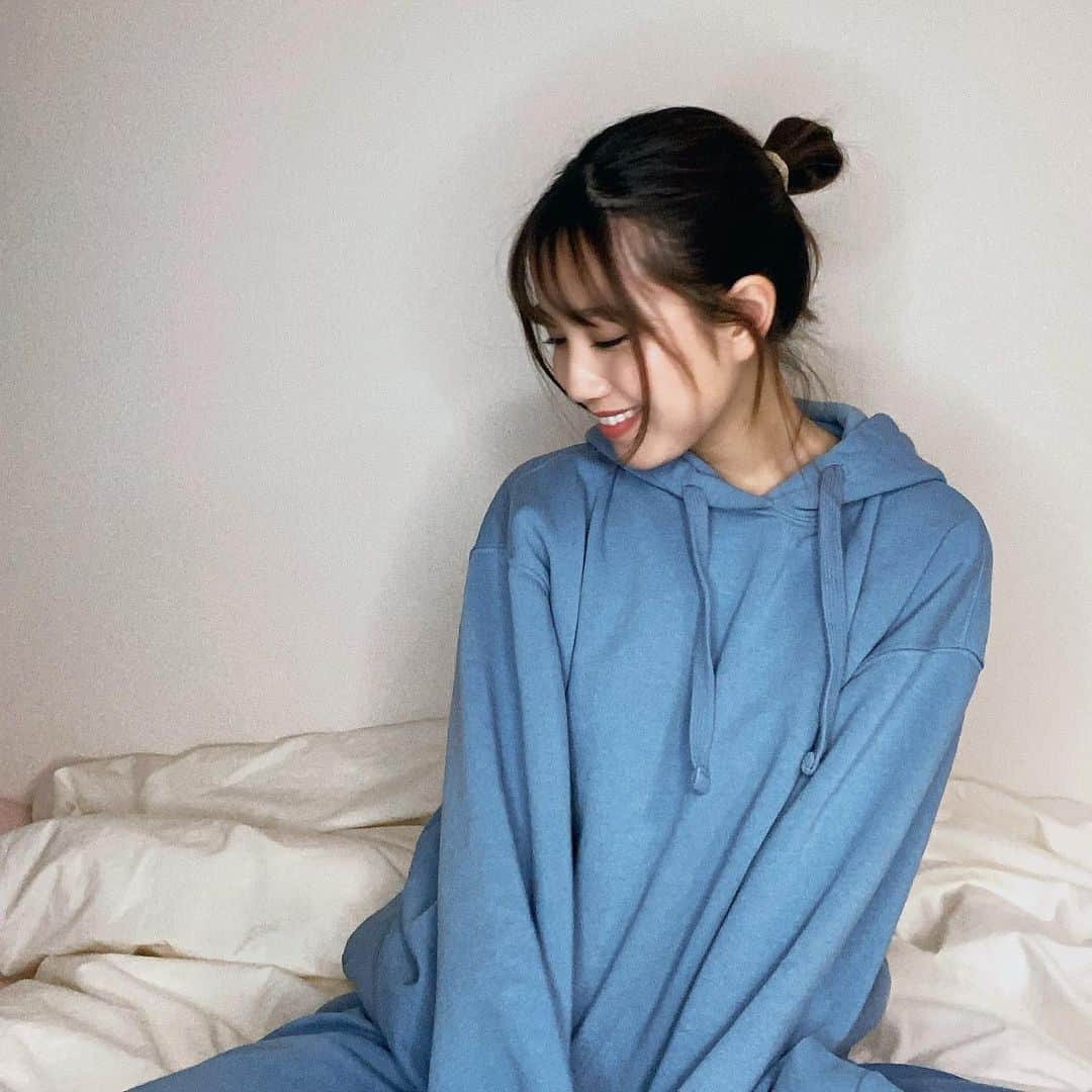 加藤玲奈のインスタグラム：「最近のお家時間は @zara のスウェットで過ごしてるのー！着心地最高すぎて色違いも買おうか迷ってる🤔💙」