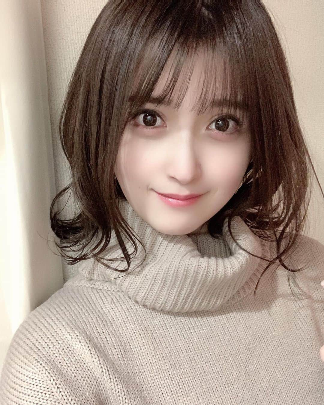 佐倉みきさんのインスタグラム写真 - (佐倉みきInstagram)「ニューヘアーカラー💇‍♀️  暗いのは何となく落ち着きます！ 美容師さんに巻いてもらうと やっぱり自分で巻くのと全然 完成度が違くて感動します🥺✨  @spicamatsuoka  さん ありがとうございました✂️  #アッシュ　#アッシュグレー　#アッシュカラー　#アッシュブラウン #ヘアカラー　#暗髪　#グレージュ　#ニット　#ショート　#巻き髪　#hair #haircolor #hairstyle #haircut #spica #grl #アイドル」1月25日 20時03分 - sakura_miki96