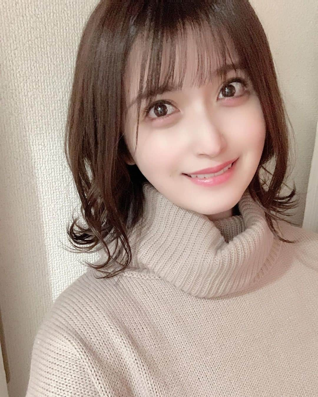 佐倉みきさんのインスタグラム写真 - (佐倉みきInstagram)「ニューヘアーカラー💇‍♀️  暗いのは何となく落ち着きます！ 美容師さんに巻いてもらうと やっぱり自分で巻くのと全然 完成度が違くて感動します🥺✨  @spicamatsuoka  さん ありがとうございました✂️  #アッシュ　#アッシュグレー　#アッシュカラー　#アッシュブラウン #ヘアカラー　#暗髪　#グレージュ　#ニット　#ショート　#巻き髪　#hair #haircolor #hairstyle #haircut #spica #grl #アイドル」1月25日 20時03分 - sakura_miki96