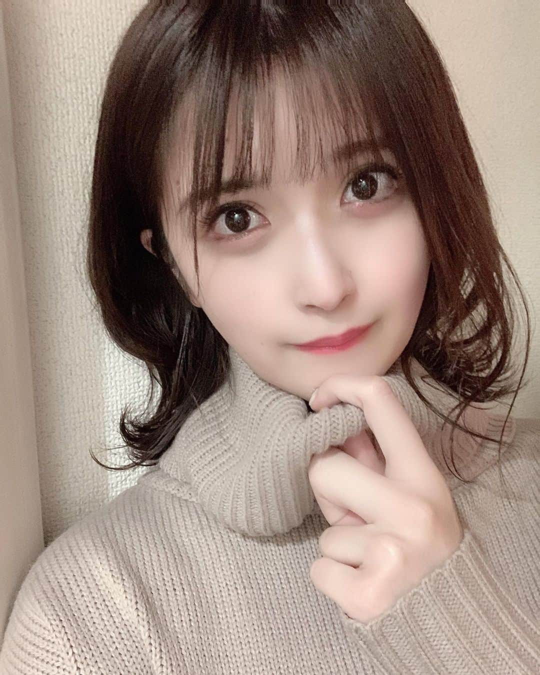 佐倉みきさんのインスタグラム写真 - (佐倉みきInstagram)「ニューヘアーカラー💇‍♀️  暗いのは何となく落ち着きます！ 美容師さんに巻いてもらうと やっぱり自分で巻くのと全然 完成度が違くて感動します🥺✨  @spicamatsuoka  さん ありがとうございました✂️  #アッシュ　#アッシュグレー　#アッシュカラー　#アッシュブラウン #ヘアカラー　#暗髪　#グレージュ　#ニット　#ショート　#巻き髪　#hair #haircolor #hairstyle #haircut #spica #grl #アイドル」1月25日 20時03分 - sakura_miki96