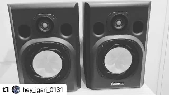 のインスタグラム：「HEY-SMITHのGu.Voの猪狩が自身についてと、HEY-SMITHの今後について書いております 読んでください！ . #Repost @hey_igari_0131 with @make_repost ・・・ ♪ . 明けましておめでとうございます⛩ めちゃくちゃ遅い新年の挨拶になってしまいました。 皆さんいかがお過ごしですか？？ . 今日はイガリから報告があります。 ホンマは言わなくてもいい事かもしれへんけど、一応伝えておきます。 去年めっちゃ配信やらなんやら出てたのに、今年になって何の音沙汰もないのが変やなと思った方がいるかもしれません。 それには理由があります。 . . 実はわたくし、 今年の頭に声帯ポリープの手術を受けました。 今回が２回目になります。 実は２年前のLife In The Sun Tourの途中から出来てました。(え！？もうあのツアー２年前！？) ずっと分かってたけど、 ライブが続いていたので放置していました。 . でもでも！ 今回のやつは前回のほど酷い症状ではなくて、小さめのやつです。 なんならほっておいてもいいレベルやったんですけど、手術すればハードなスケジュールに戻っても、回復が早まるというお話をお医者さんからいただいたので、このライブがない時期にやる事になりました。 . それによってしばらく声が出せない状況やったので、配信や人前に出るのをやめてました。 でも、少しづつ話せるようになってきたし、来週くらいからは歌も歌っていいような感じになってきてます。 今回の手術はあくまで「より良く」という手術です。 コロナが収束したら、 思いっきりスタートダッシュを切れるように、体制を万全に整える為です。 以上１つ目の報告であります☺︎ . . そしてもう一つ報告があります。 こっちの報告は明るい方です。 我々は新曲をレコーディングしました。 ライブが出来るようになったら「全国で」披露するつもりです。 . 今はバンドマンはもちろん、スタッフやレーベル、ライブに関する専門職の方はホンマに辛い状況やと思います。 現に、ウチのローディー(楽器メンテしたり運んだりする人)は１人、ヘイチームを離れる事になりました。 理由は仕事がないからです。 実際にマジで仕事がないので、こちらも止める事が出来ませんでした。 じゃあライブやればいいじゃないかと言われると思うけど、我々は人数も多いし、基本タイバンツアーなので、今のガイドラインのキャパ設定でライブしてしまうと、赤字になってしまいます。 ソールドアウトしても赤字です。 自分は気持ちいいかもしれないけど、それでは余計にスタッフが辛い思いをしてしまう。 だからまだヘイ単独でのツアーには踏み切っていません。 . そんな中でも一番辛いのは当のライブハウスやと感じてます。 ライブハウスは辛いし、もしこの状況が続けばライブハウスは潰れます。 ライブハウスが潰れれば、俺たちは表現の場を失い、コロナが収束しても何の意味もない感じになります。 . そこで、我々はライブが出来るようになったら何よりも先に「全国」ツアーする事にしました。 そこでお客さんに戻ってきてもらって、ライブハウスが少しでも元の姿に戻るように今年一年は務めたいと思います。 ホンマは何かリリースして、ある程度大きな規模で何本かやる方がバンドと会社的には助かるねんけど、まずはライブハウス！ そう思ったので、「全国、全県」のライブハウスを回ります。 めちゃくちゃ大きな企業が上に付いてるライブハウスとゆうよりは、人と人で繋がってるようなライブハウスを中心に全県回ります。 アナタの住んでる所に必ず行きます。 絶対会いましょう！ . そこでさっきのレコーディングの話です。 次の新曲はライブハウスでしか買えないCDにします。 全県行くので、アナタの所にも必ず行きます。 そのCDを引っ下げて、今年一年はライブハウスが元の姿に戻る事に全てを注ごうと思っています。 . 正直いつになるか分かりません。 でも、我々は負ける気はありません。 実はこのツアーは発表される事もなく、もう３回もバラして組み直しています。 それでも、いつかやれる日を信じてまたスケジュールを組んでいます。 必ずやり遂げます。 . テレビのライブハウスへの報道にマジで憤りを感じる部分もあるけど、 最初っからはみ出しものやねんから、別に良いです。 俺たちと貴方が繋がってればいい。 . お互いに頑張って、その日を待ちましょう。 絶対負けんなよ！ . . iPhoneで録っただけのウンコみたいな音やけど、新曲の片鱗を聴いてみてください。 最初の歌詞はSave the day!!です。 めちゃくちゃ気持ちが乗った曲になりました。 他にもまだあります。 ライブハウスで演奏する日が楽しみや！！！ . #新曲 #分かる人は分かる」