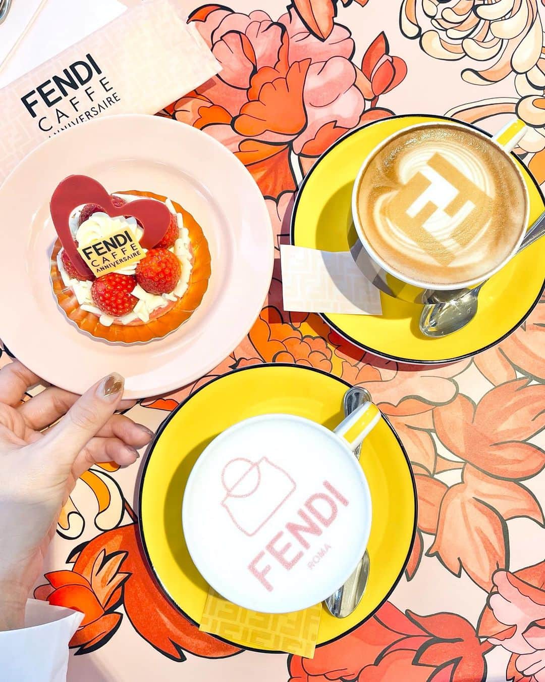 西村笑花さんのインスタグラム写真 - (西村笑花Instagram)「☕️ ・ ・ #fendicafe 💕 並ばずすぐに入れてラッキー😊☕️♡ 全部全部可愛かったぁ〜！！💓 #fendicaffe #fendi #happyvalentine」1月25日 20時04分 - emika_nishimura