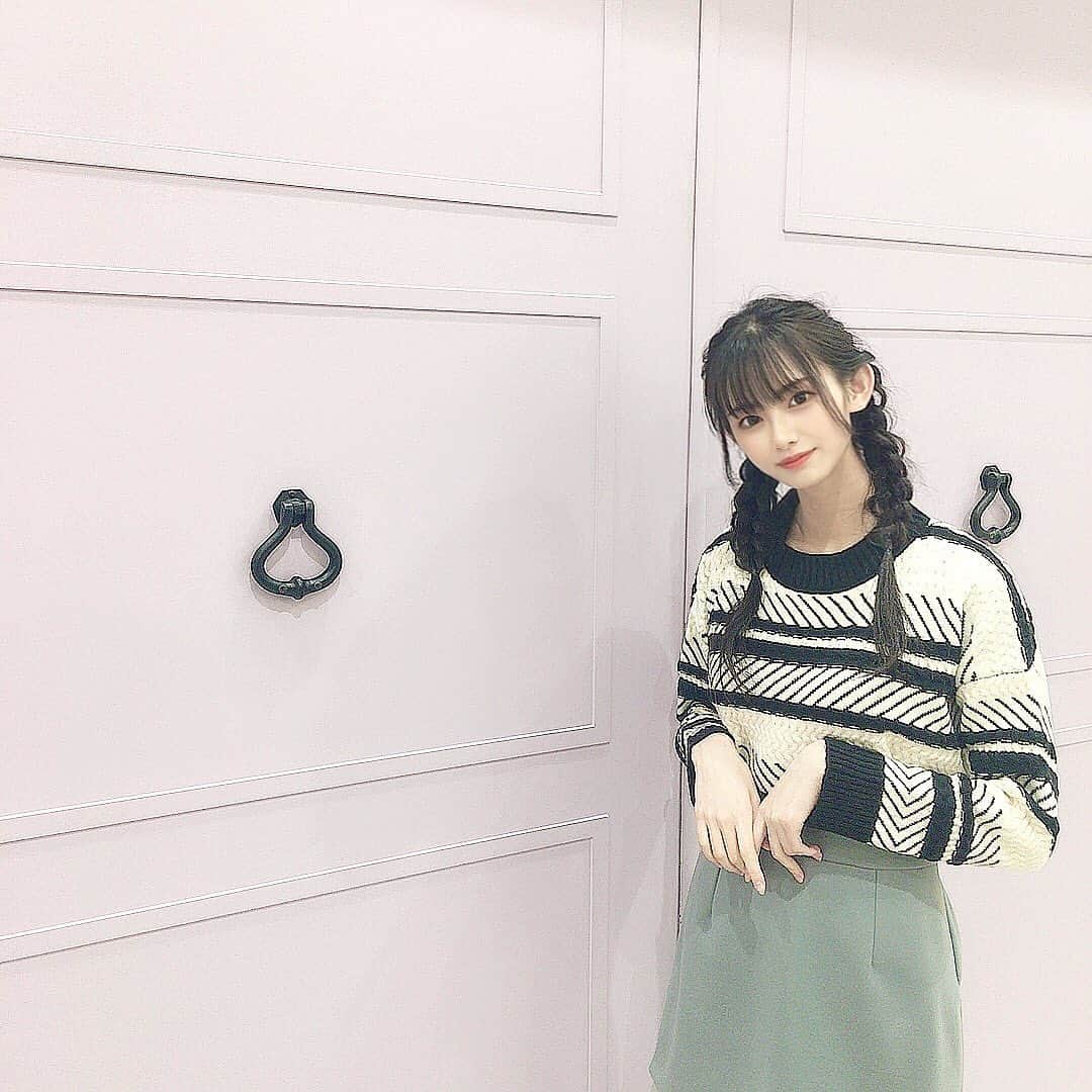 皆藤悠柚のインスタグラム：「めっっちゃ可愛いヘアセットをして頂いたんです🥺 そしてめっっちゃ可愛い🍓ちゃんです🤍 ・ ♥ ・ #韓国ファッション #編み込みアレンジ #オードリー #いちご #高校生 #皆藤悠柚 #instafood #laudrey #fjk #jk #followlike」