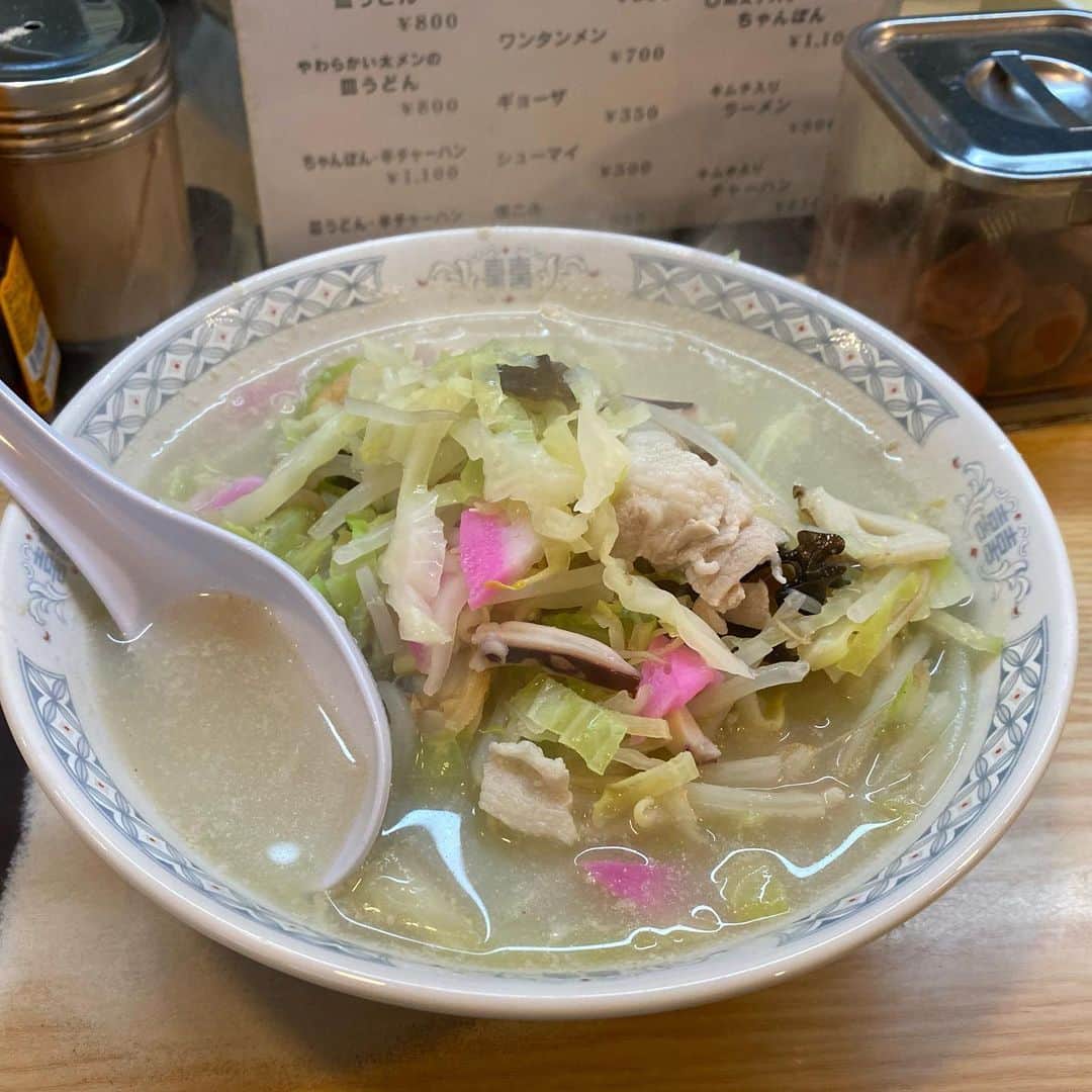 本谷亜紀さんのインスタグラム写真 - (本谷亜紀Instagram)「長崎でもチャンポン食べ歩いたんだけど、私の好きなチャンポンは三茶にあり。ここ、長崎と来来来😆 ㅤㅤㅤㅤㅤㅤㅤㅤㅤㅤㅤㅤㅤ まろやかなスープとふわふわ麺にうっとり。かなり量多いです！でもペロリ㊗️おじさんの、一切無駄のないオペレーション素晴らしい👌 ㅤㅤㅤㅤㅤㅤㅤㅤㅤㅤㅤㅤㅤ それと、本日から都内のタクシー広告に出てます😎おすすめラーメンをご紹介！この時期あんまりタクシー乗らないと思うけど見つけたら教えてください🙇‍♀️ #長崎　#三茶ランチ　#長崎チャンポン  #ラーメン #らーめん #拉麺 #라면#ramen#noodle  #つけ麺 #まぜそば #汁なし #麺 #麺活 #ラーメン巡り #ラーメンインスタグラマー #麺スタグラム #rameninstagramer  #travel #foodie」1月25日 20時06分 - akichi0518_ramen