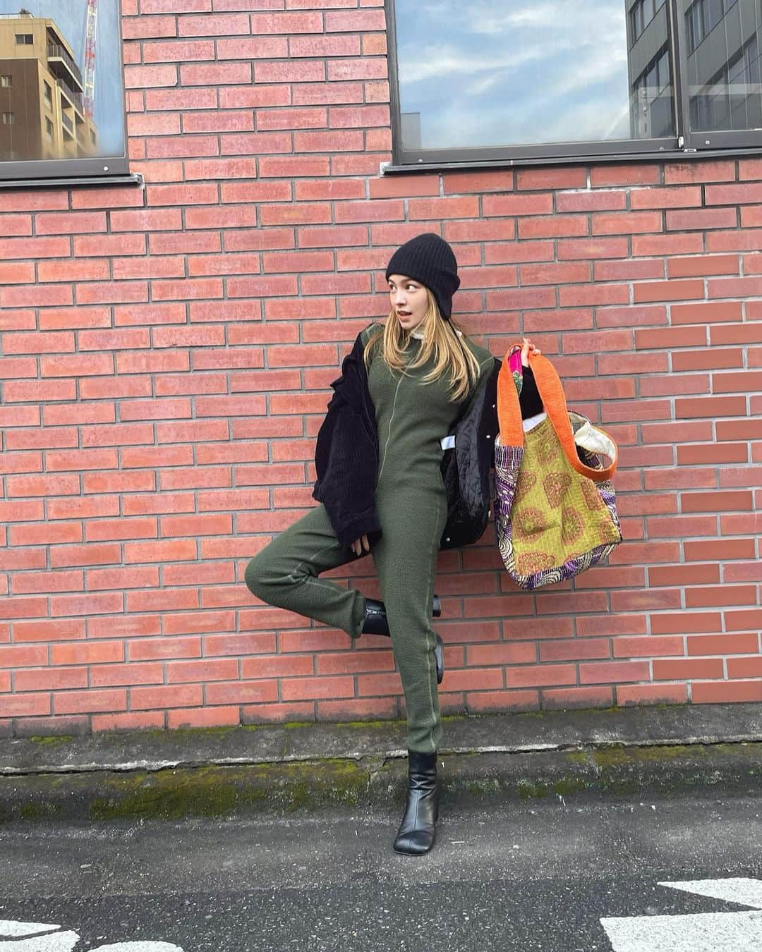 ステファニーのインスタグラム：「🖤🌿🍬 楽ちんで着心地良くて、可愛いが一番。」