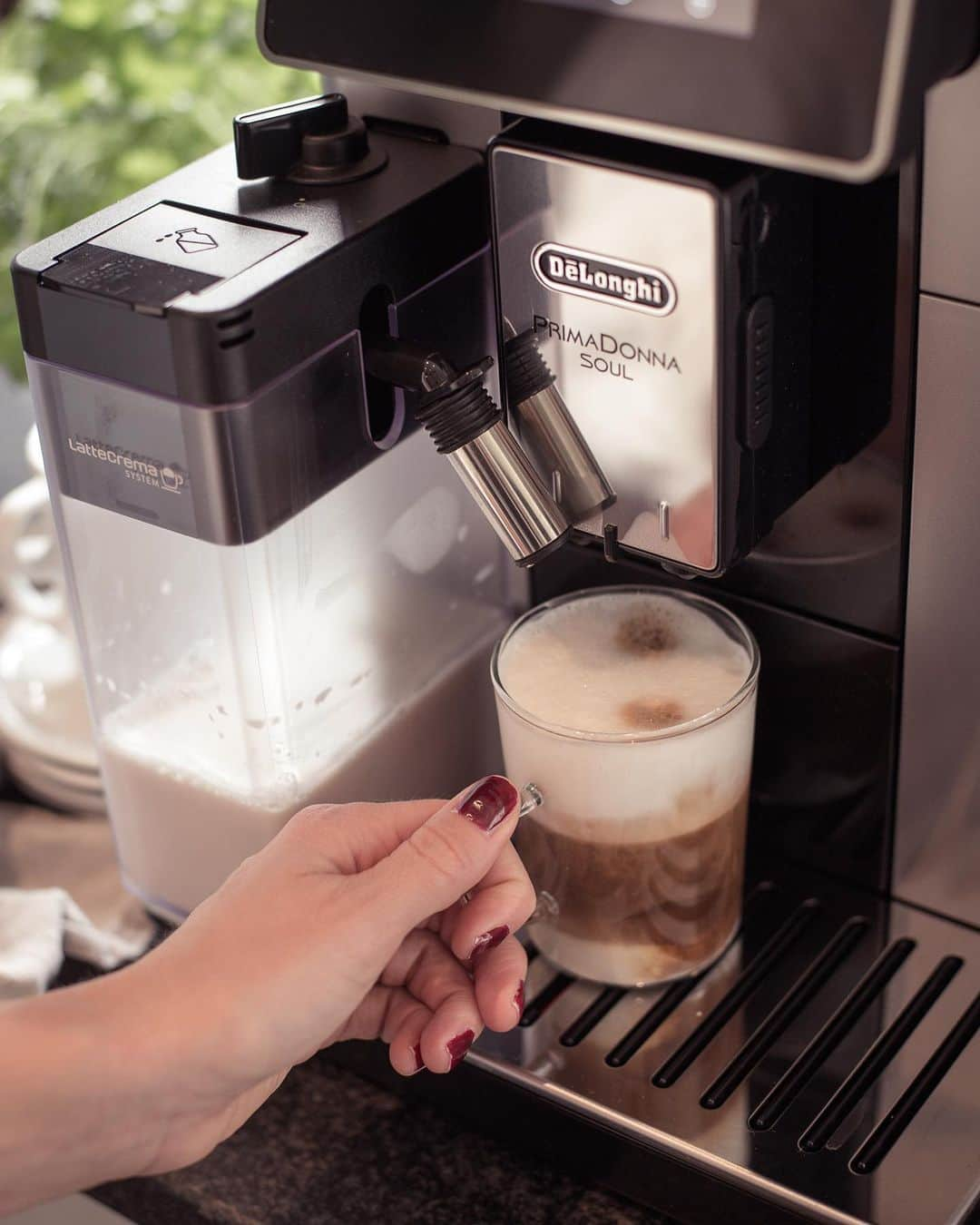 De'Longhi Sverigeのインスタグラム：「Den klassiska cappuccinon av @thessan.se ☕️ Visste ni att det populära kaffet fick sitt namn från färgen på kapporna som bärs av munkar och nunnor i den italienska kapucinerorden. Kan vara anledningen till att det smakar så gudomligt? 💙 📸 @thessan.se #delonghi #seriousaboutcoffee #kaffekärlek #coffeelove」