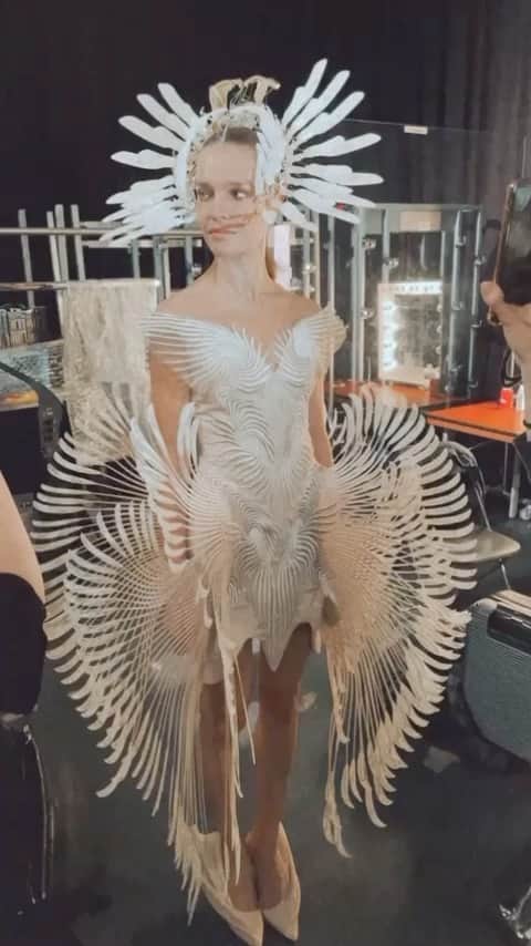 ナタリア・ヴォディアノヴァのインスタグラム：「Beautiful memories with @irisvanherpen ✨ Go to my link on my bio to see the show」